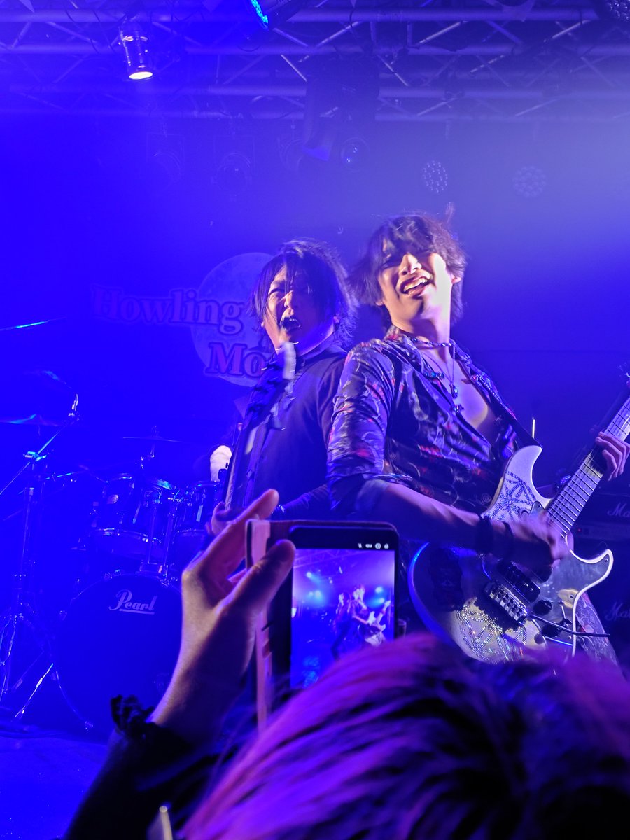 Seiju0202's tweet photo. 昨日の写真
#HowlingMooN さん

今回はVoにLUNARIAのSHINICHIさん、上手GにTÀNOSEAのKENTOさんがサポートに入ってて、
いつも以上に圧巻＆最高のステージでした✨

現メンバーでの活動はラストとのことで、とっても残念です(´；ω；｀)💦

4枚目はアンコール選曲中の皆さん♫ https://t.co/erMK9XTnKm