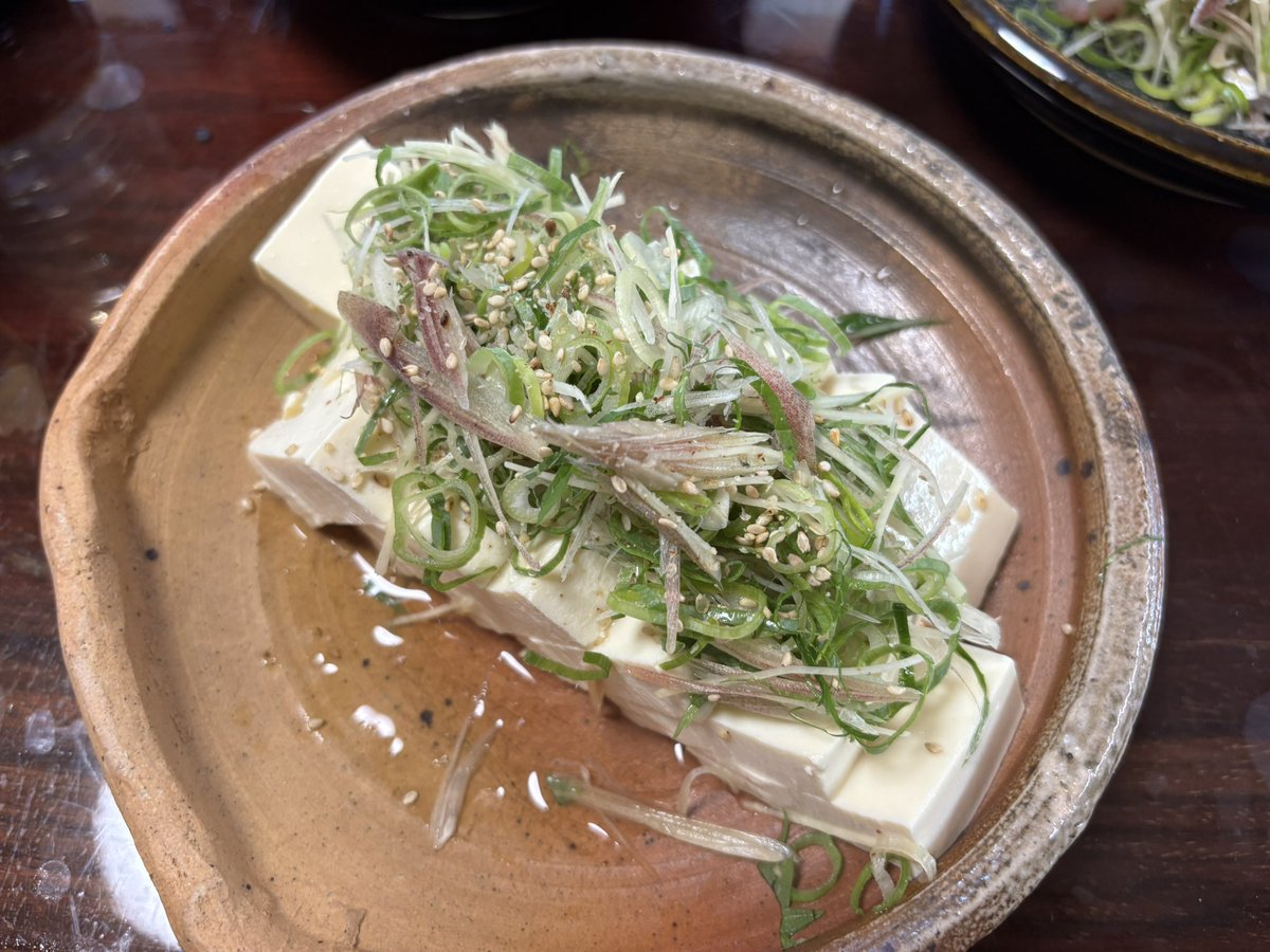 will_jun722's tweet photo. #キャッ��アンドイート
本日の酒のアテは
#シメアジのカルパッチョ
シメアジをシンプルにオリーブオイルがけ
#アジのたたき
1週間寝かせたアジをたたきに…
アジの旨味が強すぎます。
#サバの水煮缶アレンジ
食べるラー油に自家製辣油で辛味、風味アップ
#冷奴
薬味たっぷり
ポン酒ガブ飲みで酔い酔い https://t.co/fRLbBHV2sE