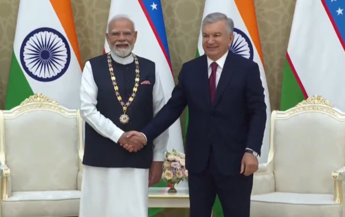 BJP4U_Pakistan's tweet photo. Medals after medals, india PM shines like a global Statesman that he is. 

Look at our sharif mulla madrohard loose pe loose https://t.co/1c6JP0Fi55
