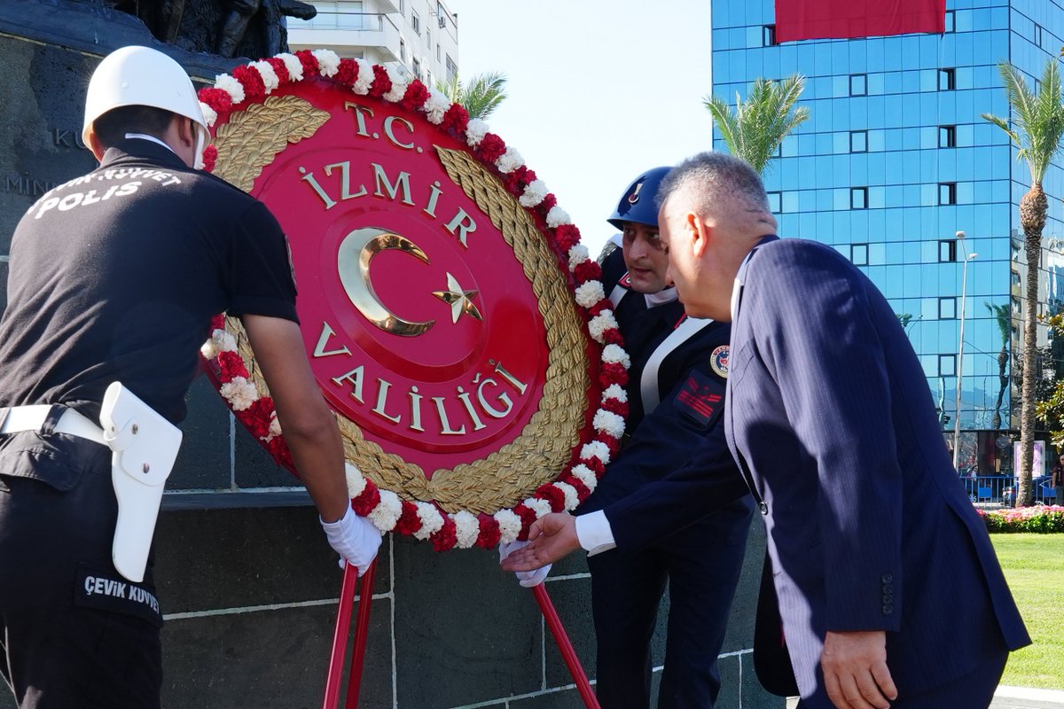 izmir_ilmem's tweet photo. 🇹🇷30 Ağustos Zafer Bayramı Kutlama Programı ve Çelenk Sunma Töreni, Valimiz Dr. Süleyman Elban ve İl Millî Eğitim Müdürümüz Dr. Ömer Yahşi'nin katılımlarıyla gerçekleştirildi.
@tcmeb @Yusuf__Tekin @drsuleymanelban @yahsiomer https://t.co/s9ej2xn8CO