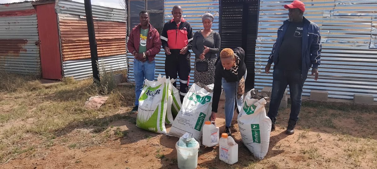 MapulaMokgosang's tweet photo. ♦️IN PICTURES♦️
The EFF Mogalakwena ward councillor candidate of Ward 21, Mozombana village, Matsobane Masenya together with ground forces donated seedlings and fertilizers to Khutšang Center which caters for the elderly and disabled.
#VoteEFF
#VoteEFF2026LGE https://t.co/CLsd7HovsX