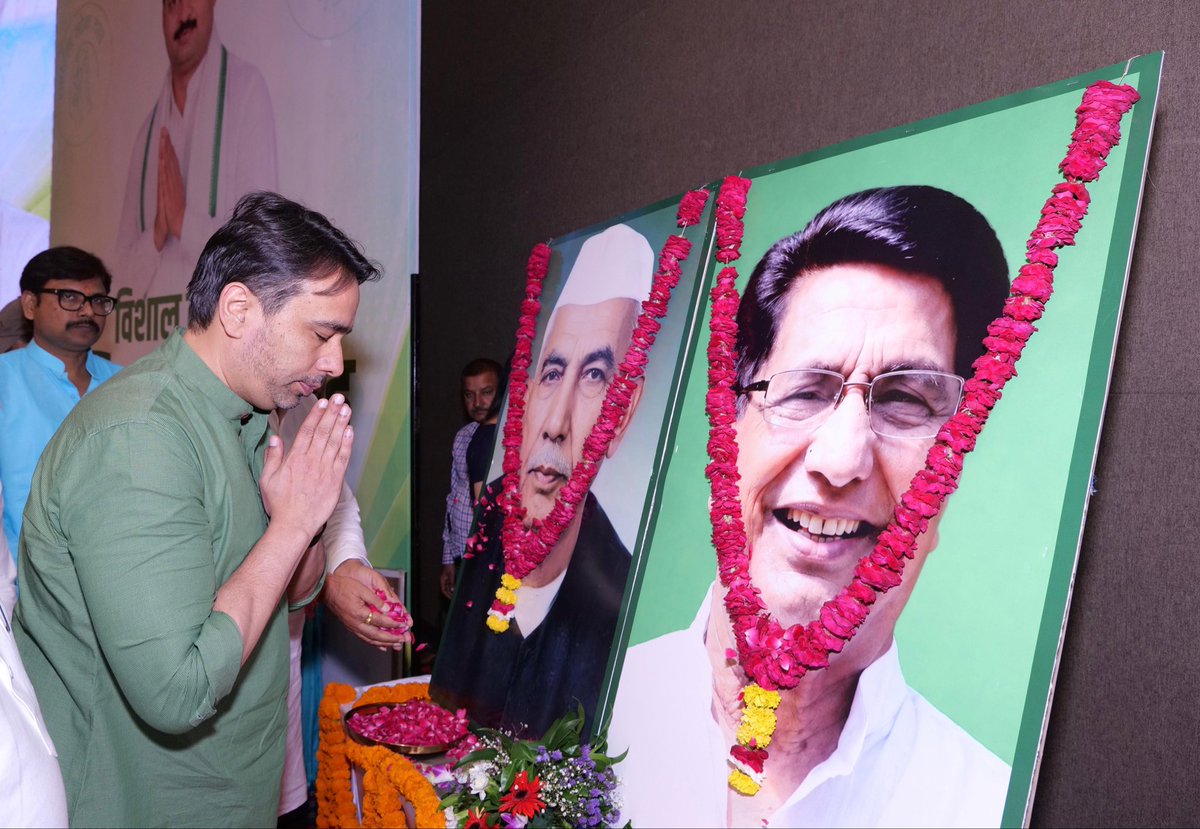 jayantrld's tweet photo. किसी भी राजनीतिक दल की सबसे बड़ी ताकत उसके कार्यकर्ता होते हैं। अपने परिश्रम, धैर्य और समर्पण से वे निरंतर पार्टी की विचारधारा को जन-जन तक पहुँचाते हैं और समाज के हर वर्ग को साथ लेकर चलने का कार्य करते हैं।

आज लखनऊ स्थित इंदिरा गांधी प्रतिष्ठान में हमारे समर्पित कार्यकर्ताओं एवं उपस्थित जनसमूह के साथ आत्मीय संवाद का अवसर मिला।

इस अवसर पर श्री बी.के. शुक्ला जी एवं उनके साथियों का राष्ट्रीय लोकदल परिवार में स्वागत करने का भी अवसर मिला।

हमारा संकल्प है कि समाज के अंतिम व्यक्ति तक अपनी पहुँच और संवाद को मजबूत करेंगे और हर परिस्थिति में चौधरी चरण सिंह जी की सम्मान और मर्यादा की राजनीति के मार्ग पर चलते रहेंगे।