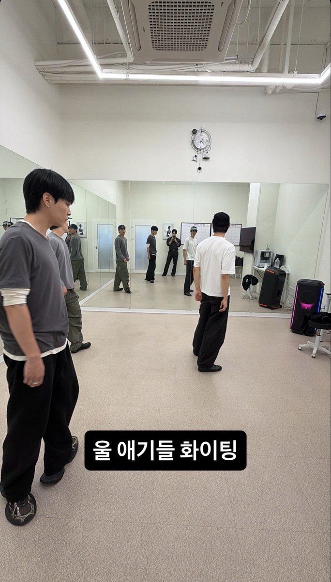 Hyuk_geun's tweet photo. 🕺✨ https://t.co/5PPs5PnfqO