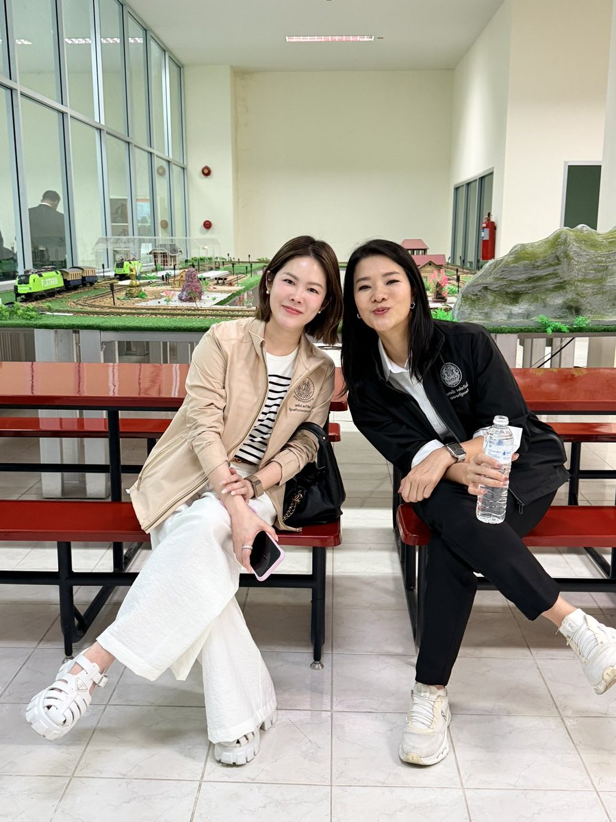 YimVisaradee's tweet photo. วันนี้ยิ้มได้ลงพื้นที่ มทร.ศรีวิชัย จ.สงขลา ร่วมเตรียมความพร้อม ครม.สัญจร ภาคใต้ 5 จังหวัดค่ะ

สิ่งที่ยิ้มเห็นชัดมากคือ “โอกาสของคน” ครับ ทั้งเรื่องหุ่นยนต์ ระบบอัตโนมัติ และเทคโนโลยีใหม่ ๆ ถ้าเราเอามาต่อยอดเรื่อง Upskill–Reskill ให้พี่น้องแรงงานและคนรุ่นใหม่ได้จริง ก็จะช่วยเปิดประตูสู่งานใหม่ รายได้ใหม่ และอนาคตที่มั่นคงขึ้น

และแน่นอน มาสงขลาทั้งทีต้องมีของอร่อยค่ะ 😋
วันนี้ยิ้มได้ลองชิม “ขนมไข่” ของอร่อยประจำสงขลา บอกเลยว่า…อร่อยมากกกก นุ่ม หอม กินเพลินสุด ๆ ❤️

งานก็เดิน ของอร่อยก็ไม่พลาดค่ะ 😊

#ครมสัญจร #UpskillReskill #แรงงานไทย