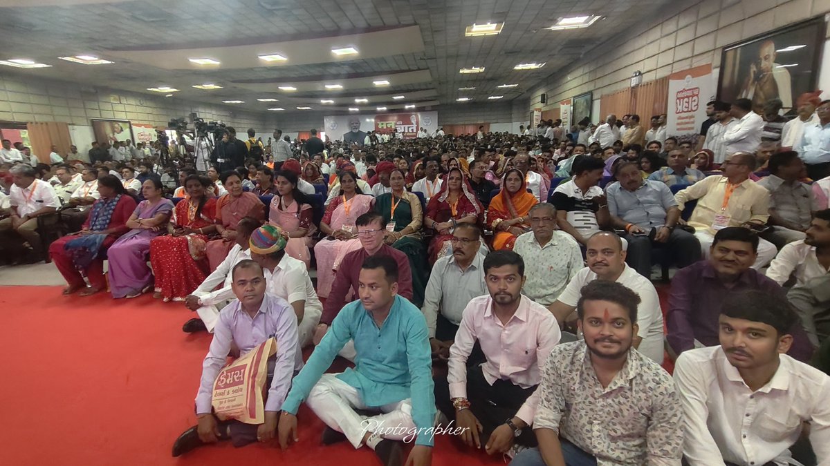 Darshan4bjp's tweet photo. आज अहमदाबाद, में राजस्थानी समाज के साथ प्रधानमंत्री श्री @narendramodi जी के #MannKiBaat कार्यक्रम को सुना। प्रधानमंत्री जी के प्रेरणादायी विचारों और राष्ट्रहित के संदेशों से नई ऊर्जा एवं प्रेरणा प्राप्त हुई।
कार्यक्रम में उपस्थित राष्ट्रीय महामंत्री श्री @DrSatishPoonia @dineshmakwanamp @AnjuShah05 @PrerakshahBJP