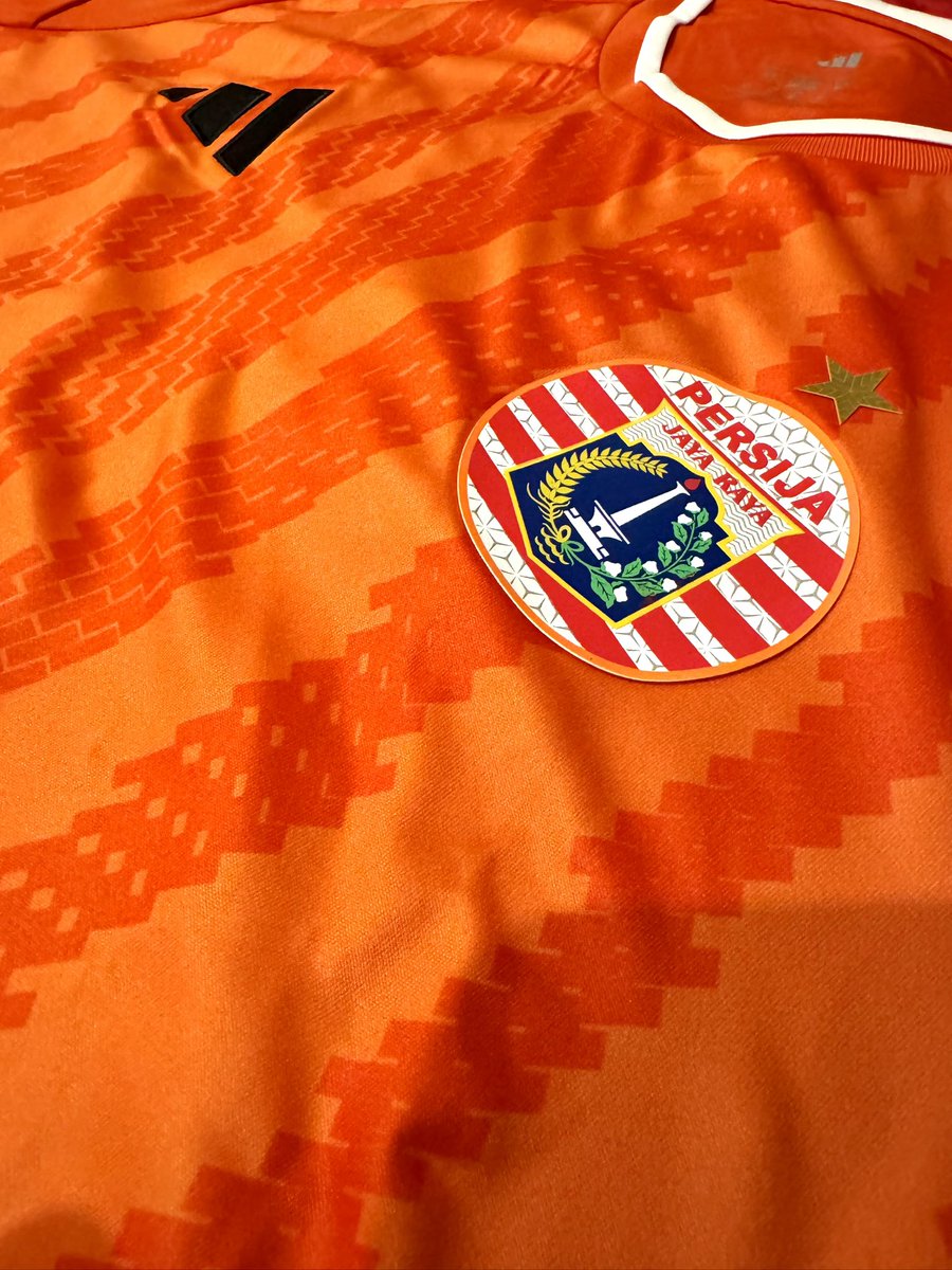 rgoestama's tweet photo. Setelah seharian hunting, akhirnya dpt jg jersey Persjia x Adidas yg bakal dipake di musim baru ini. Sengaja gak beli yg away (putih) krn masih tinggal di Bekasi.

Ok ini beberapa first impression ala2 dr gua soal jersey ini :

1. Buat yg pernah beli player issue edisi pildun lowering your expectation, krn player issue Persija ini pake bahan standar replika made in Thailand (yaiyalah harga PI nya ini kan jg lebih murah dr yg pildun).

2. Utk size sedikit lebih besar, jd kalo mau pas better milih satu ukuran di bawah yg biasa dipake.

3. Logo adidasnya bordir ya bukan tempel.

4. Jersey homenya bakal lebih cakep lg kalo diganti trefoil, templatenya ud cocok.

5. Lebih ok lagi kalo next nya ada pilihan utk masang nameset sm sponsor yg custom.

Review lebih detailnya biar itu bagiannya suhu @fajarrusalem aja wkwk