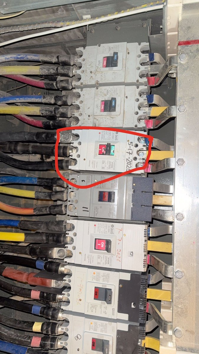 jaber56565's tweet photo. @SaudiEnergy لنا شهربن الكهرب تطفى تشتغل بسبب القاطع هذا  والحين كهرباء طافيه عندنا  كم من بلاغ بلغنا  كل يوم الكهرب يتقفل عندنا اكثر من ٦ مرات  يطفى وتجي شركه مسغله يقول بسبب القاطع مانحلت مشكله لنا شهرين https://t.co/OxJJbptm3M