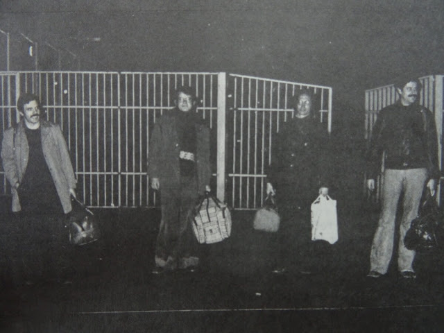 outsidersesp's tweet photo. La publicación de un reportaje sobre la República en diciembre de 1977 motivó el ingreso en prisión de cuatro miembros de la revista Saida. 

En la transición no hubo ningún tipo de “libertades” sino más de lo mismo

“Caso Saida”: el primer proceso de injurias al rey

"Durante las últimas semanas, los medios de comunicación han vuelto a desempolvar con esmero el mantra de la modélica Transición. El motivo no está siendo otro que la pueril defensa del papel de Juan  Carlos I como monarca tras la muerte de Franco. De esta manera, ahora  que asistimos a su fuga en medio de una investigación sobre algunas de  sus recientes corruptelas, tratan en vano de blanquear su figura. Esta  narrativa oficial del pasado ha servido en innumerables ocasiones de  cortafuegos al ex-monarca. Su contenido es simple y directo, se ensalza  su papel como brillante estadista y se construye una narrativa donde  aparece como “salvador de los españoles” en coyunturas difíciles. Sin  embargo, la historiografía ha criticado en innumerables ocasiones este  relato acusándolo de falaz, dado que esconde el carácter antidemocrático  de los Borbones (descendientes directos de Franco) y niega la intensa  violencia política existente durante los primeros años de su reinado. Un  buen ejemplo de esa violencia lo constituye la persecución y el  hostigamiento existente durante la Transición hacia cualquier iniciativa  republicana. Uno de los casos más representativos de esta persecución  se encuentra en el conocido como “caso Saida”.

1977 fue un año importante para la historia del Estado español, tras  40 años de dictadura se conquistaban importantes derechos democráticos y  sociales, a la par que se comenzaban a oír más alto voces críticas  hacia el papel de la Monarquía. En este sentido, tuvieron un importante  papel los partidos de la izquierda revolucionaria (comunistas ortodoxos,  maoístas, trotskistas o consejistas), organizaciones que abogaban por  la ruptura democrática, la república e incluso el socialismo. También  contribuyeron las revistas alternativas que ofrecían un periodismo  contrainformativo y más radical. Este fue el caso de cabeceras míticas  como El viejo Topo, Triunfo, El Cuervo o la propia Saida. La  iniciativa de formar una revista partió del Movimiento Comunista (MC),  quien puso a Javier Ortiz (redactor jefe de su periódico Servir al Pueblo) al frente de la cabecera. El proyecto pretendía tener un enfoque plural que diera cobijo a todas  las corrientes a la izquierda del PCE. Para ello, ficharon al periodista  independiente Miguel Bayón, quien era oficialmente la cara visible de  la revista. El primer número saldría poco antes de las elecciones de  junio de 1977 con un monográfico sobre “las candidaturas malditas”, en  referencia a las singulares candidaturas que tuvieron que formar muchos  partidos republicanos y de izquierdas que seguían sin legalizar. No  obstante, la revista tuvo un corto recorrido, de mayo de 1977 a mayo de 1978, saliendo en total 28 números.

Su enigmático nombre se debía al patronímico de una resistente  marroquí de la época, torturada por la policía. Más conocido era el  hecho de que Saida significaba salida en gallego.  Otro dato  interesante, además, era que los editoriales de la revista aparecían  siempre con la enigmática firma de Ramón Collar para evitar  consecuencias legales. Eran tiempos convulsos y la represión sacudía  especialmente a las voces más críticas. Tal y cómo relataba Javier  Ortiz, su origen se encontraba en un homenaje a un poema de César  Vallejo, incluido en su libro titulado España, aparta de mí este cáliz. Empezaba el poema: “Aquí, / Ramón Collar, / prosigue tu familia soga a  soga, /se sucede, / en tanto que visitas, tú, allá, / a las siete  espadas, /en Madrid, / en el frente de Madrid”.

Pese a que la revista siempre tuvo una distribución modesta,  pronto se convirtió en un icono de la izquierda transformadora donde  aparecían interesantes reportajes sobre las luchas sociales de la época.  También porque fue un espacio de convergencia de muchas de estas  organizaciones revolucionarias donde se expresaban sus opiniones  políticas sin sectarismos. Sin embargo, la revista conoció las  consecuencias de la represión, con varios secuestros y la apertura de  causas judiciales. El más grave fue el sucedido tras la publicación en  diciembre de 1977 de un dosier titulado «¡Viva la República!», donde  abordaba la cuestión del modelo de Estado y presentaban una alternativa  republicana en diversos artículos. Este fue el primer caso en que se  acusaba del delito de injurias al Jefe del Estado del artículo 147 en  relación al artículo 458 número 4 del Código Penal y el Real decreto-Ley  24/77 del 1 de abril de 1977. Una fórmula con la que se perseguía la  crítica republicana y se acallaba la voz de los sectores más rebeldes.

Pronto se formó un potente movimiento de  solidaridad, agravado por el contexto de casos similares como el del  grupo de teatro Els Joglars.

Ante tal circunstancia, los máximos dirigentes de las  principales organizaciones de la izquierda revolucionaria decidieron  autoinculparse como los autores del dossier junto a Miguel Bayón,  director de la revista. Se trataba de Eugenio del Rio (MC),  Carlos Delgado (Partido Comunista de los Trabajadores), Miguel Romero  (Liga Comunista Revolucionaria) y Andoni Hernández (Organización de  Izquierda Comunista). Sorprendentemente, la justicia decidió exigir una  fianza de 50.000 pesetas de la época a cada uno y ante su negativa,  encarceló preventivamente a estos cuatro dirigentes en la cárcel de  Carabanchel. Sin embargo, pronto se formó un potente movimiento de  solidaridad con los encarcelados, ante lo que se consideraba como un  grave ataque a la libertad de expresión, agravado por el contexto de  casos similares como el del grupo de teatro Els Joglars. A  través del “Comité de defensa de los procesados en el caso ‘Saida” se  organizaron mítines y se recabó un importante apoyo por parte de  sindicatos, partidos políticos, parlamentarios, intelectuales y  destacados artistas. Al final, tras doce días en la cárcel los imputados  fueron liberados a la espera del juicio.

Sin embargo, meses después llegó la fecha del juicio en el cual la  fiscalía demandaba seis años y un día para cada imputado. Un total de  más de treinta años. El 21 de diciembre de 1979 a las 9:30 se celebró el  juicio sobre el caso Saida. Los imputados denunciaron  los límites de la reforma en cuanto a la libertad de expresión, al  tiempo que insistieron en que estas penas tenían por objetivo conseguir  “castigos ejemplares a quienes opinan sobre los temas que el mismo poder  ha considerado tabúes para la prensa” y que significaban “una herencia  evidentemente directa del pasado franquista”. Por su parte, el  equipo de prestigiosos abogados compuesto por Pablo Castellano, José  María Mohedano y Paca Sauquillo siguió una táctica un tanto diferente.  Como bien recuerda Javier Ortiz: “Pablo Castellano argumentó que el  artículo podía justificarse porque se había publicado antes de la  aprobación de la Constitución. ¡Casi me da un ataque de apoplejía! ¡Como  si la aprobación de la Constitución hubiera atemperado nuestro rechazo  de la Monarquía juancarlista! ¡Como si estuviéramos allí pidiendo  perdón!”.

Finalmente, gracias a la presión popular, el juicio se saldó  con una arrasadora victoria para la causa republicana y los acusados  fueron declarados absueltos de todo delito. Además, el propio  juicio se convirtió en una tribuna desde donde denunciar la represión  del nuevo régimen hacia las críticas al monarca y los estrechos límites  de la libertad de expresión. Sin embargo, este no sería el final de la  represión a los republicanos, que tendrían que convivir durante esos  años con un continuo hostigamiento mediante detenciones, multas y todo  tipo de trabas legales."

(Articulo publicado por Eduardo Abad García para La Voz de la República)