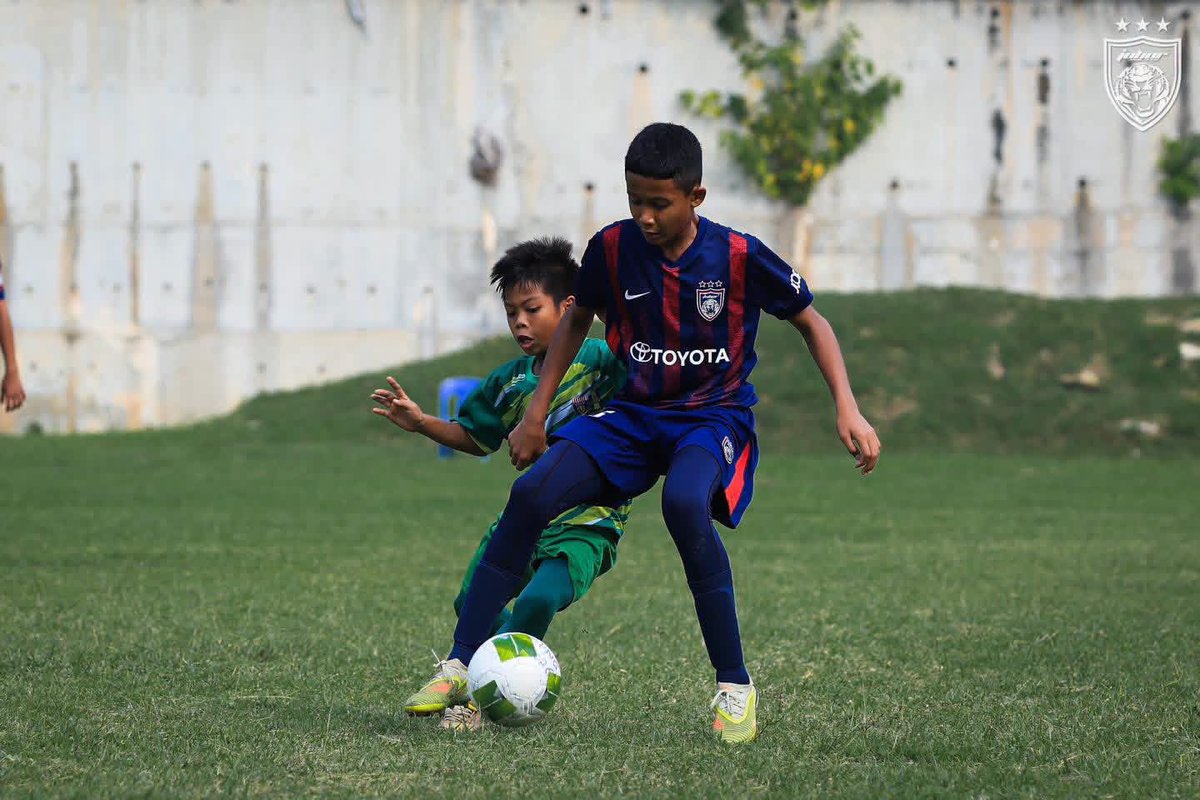 OfficialJohor's tweet photo. 𝐉𝐃𝐓 𝐀𝐂𝐀𝐃𝐄𝐌𝐘 𝐑𝐄𝐒𝐔𝐋𝐓𝐒

𝗠𝗦𝗦𝗠 𝗙𝗢𝗢𝗧𝗕𝗔𝗟𝗟 𝟮𝟬𝟮𝟲
• JDT U12 [4-0] PUTRAJAYA U12
• JDT U15 [3-1] SELANGOR U15
• JDT U18 [3-0] N SEMBILAN U18

More photos at https://t.co/jfpsXTjWSG

Hidup Johor Demi Johor
#WeAreAMovement
#WhatCanYouDo
#TheTMJeffect
#SouthernTigers
#JewelOfTheSouth
