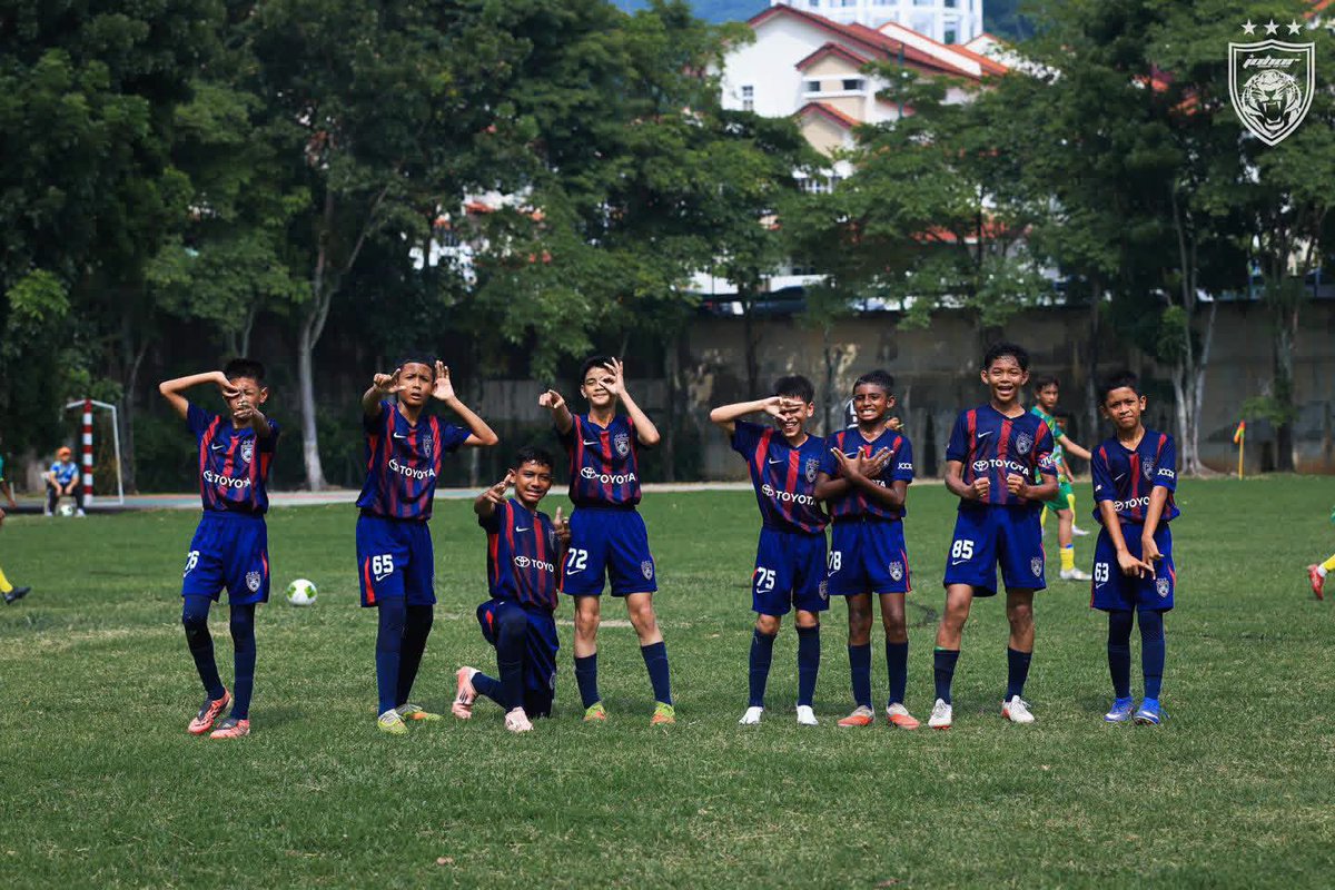 OfficialJohor's tweet photo. 𝐉𝐃𝐓 𝐀𝐂𝐀𝐃𝐄𝐌𝐘 𝐑𝐄𝐒𝐔𝐋𝐓𝐒

𝗠𝗦𝗦𝗠 𝗙𝗢𝗢𝗧𝗕𝗔𝗟𝗟 𝟮𝟬𝟮𝟲
• JDT U12 [4-0] PUTRAJAYA U12
• JDT U15 [3-1] SELANGOR U15
• JDT U18 [3-0] N SEMBILAN U18

More photos at https://t.co/jfpsXTjWSG

Hidup Johor Demi Johor
#WeAreAMovement
#WhatCanYouDo
#TheTMJeffect
#SouthernTigers
#JewelOfTheSouth