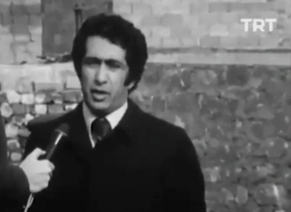 nesetgirasun's tweet photo. 1977 Diyarbakır Belediye Başkanlığı seçimleri, Kürt siyasal hareketlerinin seçim siyaseti açısından önemli bir dönüm noktasıydı.

Mehdi Zana, resmî olarak bağımsız aday olarak girdiği ancak Özgürlük Yolu/TKSP çevresinin desteklediği seçimde 6.518 oy alarak belediye başkanı seçildi. Aynı seçimde, diğer önemli Kürt siyasal hareketlerinden DDKD (Devrimci Doğu Kültür Dernekleri) tarafından desteklenen Av. Yahya Mehmetoğlu da bağımsız aday olarak yarıştı ve 4.513 oyla ikinci oldu. Böylece söz konusu iki aday, CHP, AP ve MSP’nin adaylarını geride bırakarak seçimi ilk iki sırada tamamladı.

Bu sonuç, 1970’lerin ikinci yarısında Diyarbakır’da Kürt kimliğinin ve Kürt siyasal taleplerinin seçim siyaseti içerisinde belirgin biçimde görünür hale geldiğini gösteriyordu. Üstelik bu, tek bir Kürt siyasi hareketinin değil, birbirinden farklı siyasal çizgilere sahip Kürt hareketlerinin aynı seçimde ayrı adaylarla yarıştığı bir tabloydu.

Silvanlı Mehdi Zana ile Liceli Yahya Mehmetoğlu’nun, Diyarbakır merkezinin köklü ve nüfuzlu ailelerinden gelen CHP, AP ve MSP adaylarını geride bırakması, dönemin siyasal atmosferinde yalnızca bir belediye seçimi sonucu olarak görülmedi. Bu sonuç, “taşra” ile “merkez”, başka bir ifadeyle “gundî” ile “bajarî” arasındaki toplumsal ve siyasal hiyerarşinin tersine çevrilmesinin sembolik bir örneği olarak da yorumlandı.

Bu bakımdan 1977 Diyarbakır seçimi, daha sonraki Kürt belediyeciliğinin ve Kürt kimliğini açıkça ifade eden seçim siyasetinin erken ve önemli örneklerinden biri olarak değerlendirilebilir.