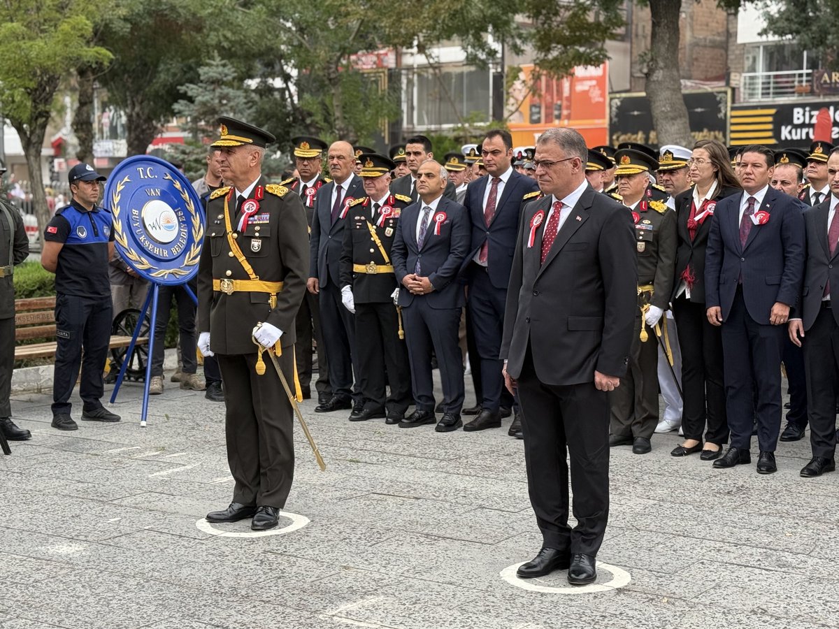 AFAD_Van's tweet photo. 📍Van/Beşyol Meydanındayız.

Valimiz Sn. Ozan Balcı ve Asayiş Kolordu Komutanı Korgeneral  Sn. Yusuf Kenan Topçu, #30AğustosZaferBayramı münasebetiyle Cumhuriyet Caddesinde bulunan tören birlikleri, vatandaşlar ve misafirleri selamlayarak bayramlarını kutladı. https://t.co/HLv7Gwhl8L