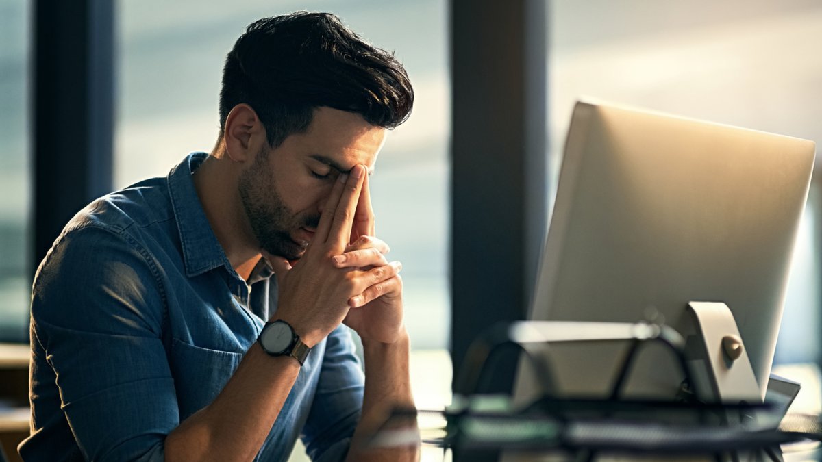 fifij273405's tweet photo. When the work tab's open but my focus is on the office plant staring back at me… it's 10:17 AM and I’m already perfecting my “productive” side-eye. https://t.co/2XhHUKDGS3