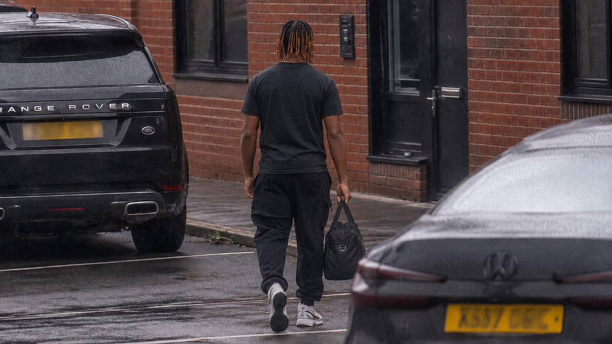 JeanPaulScibLFC's tweet photo. BREAKING: Bradley Barcola has arrived to the AXA Training Centre for his LFC Medical. https://t.co/fbcRsfivpR