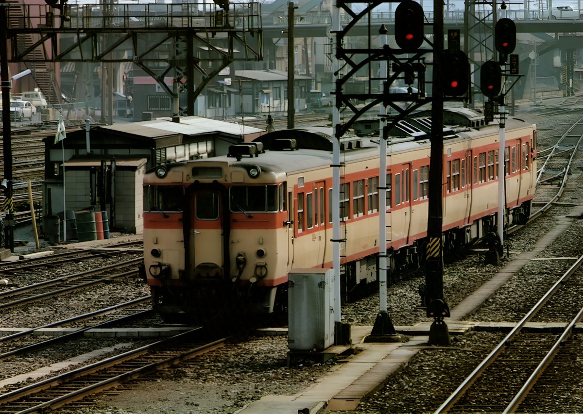 rei2012com's tweet photo. 直方駅構内を通過するキハ66.67（1979年頃）
2両編成の急行列車（はんだ号？）のようです。
転換クロスシートと冷房付きで、従来の急行形車両よりサービスレベルは上がりましたが、当時の国鉄財政と保守が大変な車両で、30両の製造で打ち止めになりました。 https://t.co/eylQe5UuMJ