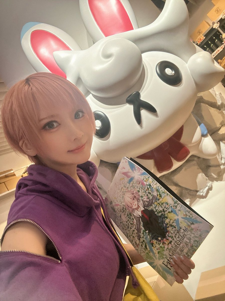 Kasyou3roshieru's tweet photo. Fate/Grand Order展 -星見の回廊にレイヤー組で行ってきました!!!
入った瞬間からとんでもない量の資料に圧倒…!
ボイスガイドもめちゃくちゃ良かったし…企画書や開発資料…絵師さんによる生の色紙も…!
これまでの歴史がたっぷり詰まったとても素晴らしい展覧会でした…ありがとうFGO…!
そして、まさかのカノウさんが撮影対応をしていてみんなで撮ってきました📸
#FGO展