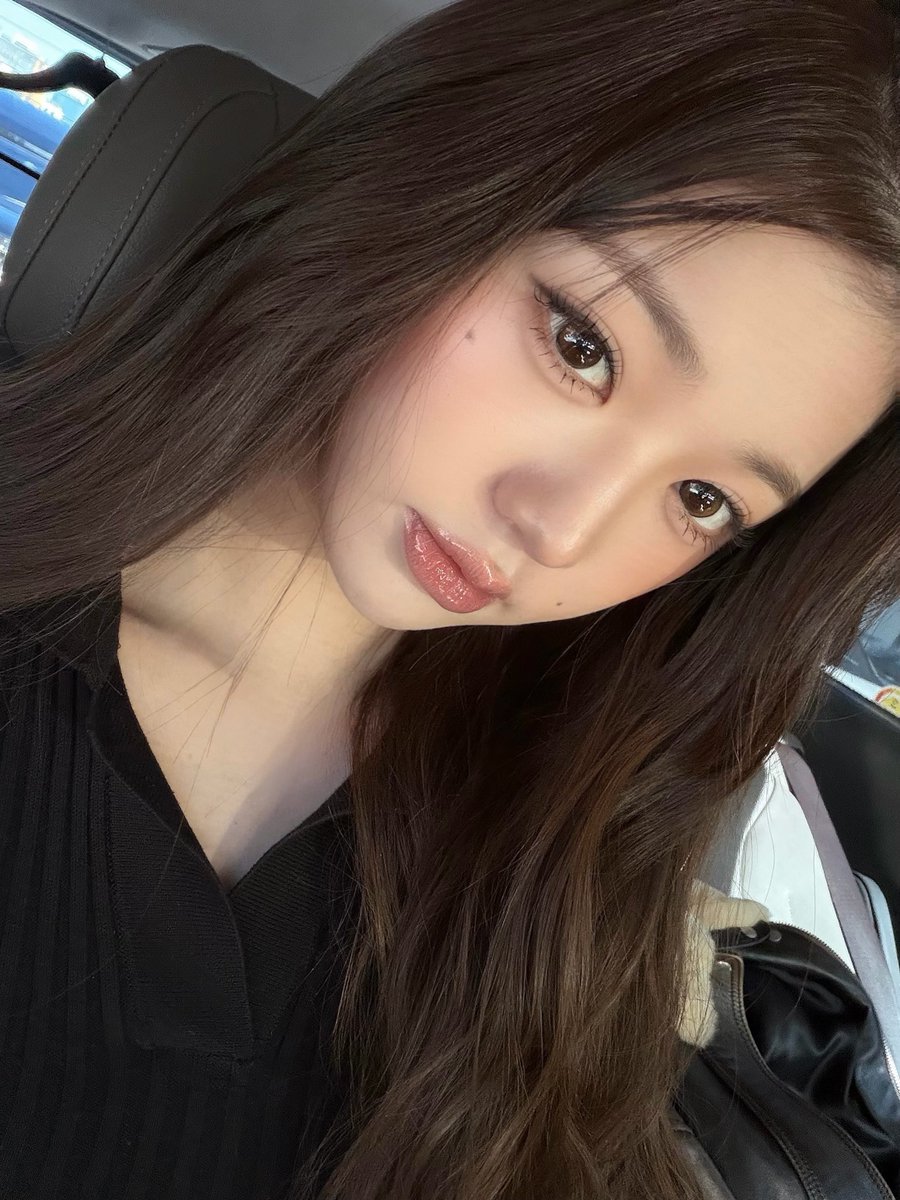 wonyoexe's tweet photo. do yall remember when wonyoung sent a pic on bbl without censoring her necklace so she quickly deleted, sent an edited version without the necklace, and used the men in black pic with the tool to erase memory 😭 https://t.co/1zLXKre14m