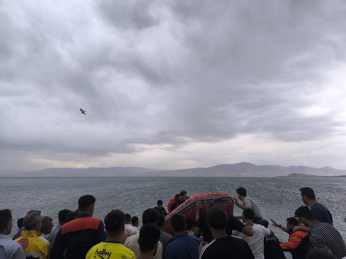 AFAD_Van's tweet photo. 🚨🚔🤿🏊🏻 Suda Arama Kurtarma Görevi 🤿🏊🏻🚔🚨

📍 Van • Tuşba • Çakırbey Mevkii

Van İli Tuşba ilçesi Çakırbey Mevkiinde piknik yapmak amacıyla bulunan bir aileden 3 kişinin (2 Yetişkin 1 Çocuk) Van Gölü’ne can simidi ile açıldığı ve kıyıdan yaklaşık 1 kilometre uzaklaştıkları, https://t.co/tAQye0WMCM