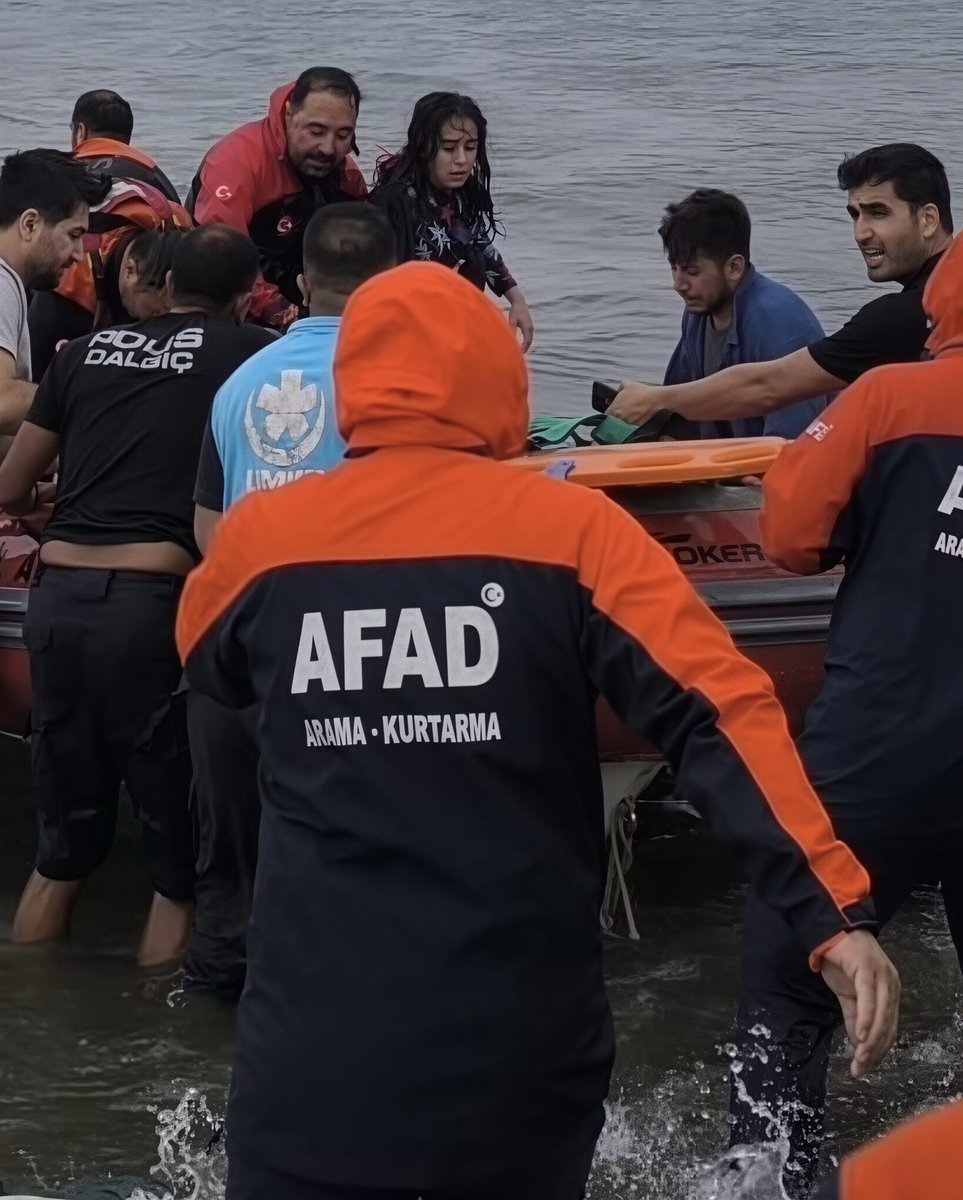 AFAD_Van's tweet photo. 🚨🚔🤿🏊🏻 Suda Arama Kurtarma Görevi 🤿🏊🏻🚔🚨

📍 Van • Tuşba • Çakırbey Mevkii

Van İli Tuşba ilçesi Çakırbey Mevkiinde piknik yapmak amacıyla bulunan bir aileden 3 kişinin (2 Yetişkin 1 Çocuk) Van Gölü’ne can simidi ile açıldığı ve kıyıdan yaklaşık 1 kilometre uzaklaştıkları, https://t.co/tAQye0WMCM