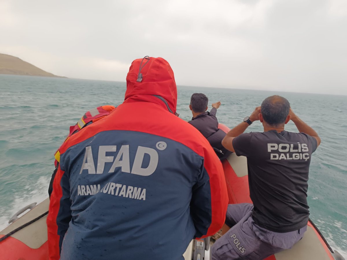 AFAD_Van's tweet photo. 3-personeli ile 2 araç ivedilikle olay bölgesine sevk edilmiştir.

Olay yerine kısa sürede intikal eden profesyonel Suda Arama Kurtarma Ekiplerimize bağlı Dalgıçlarımız ve Polis Dalgıç Ekipleri, Sahil Güvenlik Ekipleri tarafından Van Gölünde titizlikle yürütülen arama kurtarma ** https://t.co/9XiYVcAMum