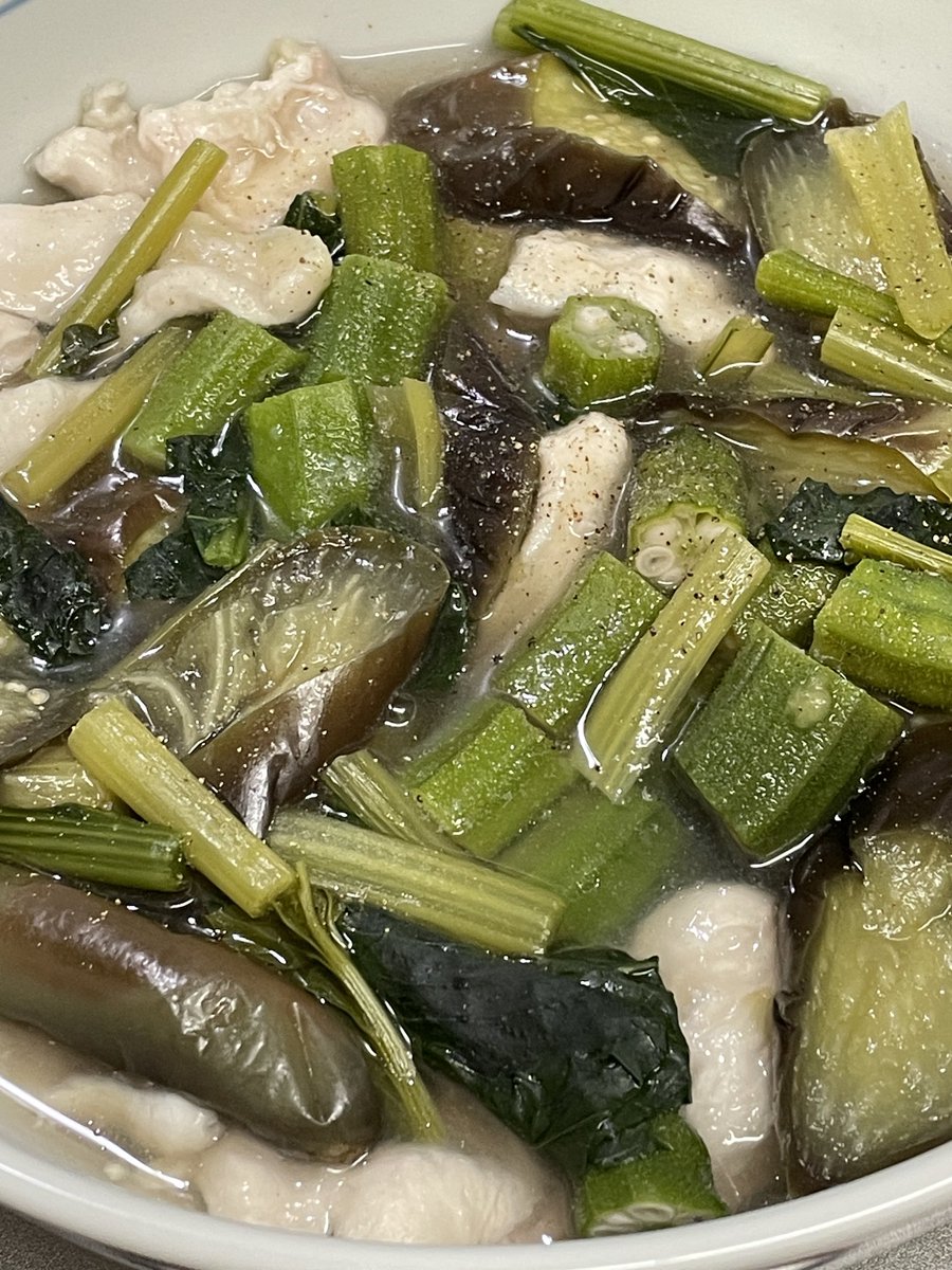 nomi2masx's tweet photo. 夏の蒸し炊き合わせ。鶏むねを薄切りにして、酒で揉み、片栗粉をまぶして放置。昆布出汁で小松菜、オクラ、ナスを蒸し煮にし、ほぼ火が通った��こで、野菜の上に肉を広げて並べ、蓋して加熱。予熱を使って完成。#おうちごはん #低脂肪 #JapaneseCuisine #LowFat https://t.co/POT03GEorG