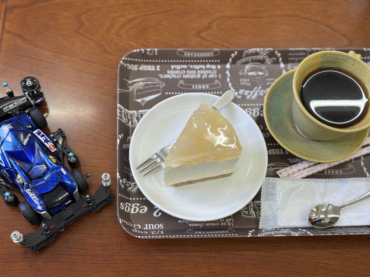 SAKEpower6's tweet photo. 今日はHOKUBOBASEさんへ🚘
B-MAX Challengeは準決勝までと勝ち切れずでしたが、存分に楽しめました！
レース後はカフェタイム☕️
愛宕梨のケーキがとっても美味しく、充実した時間を過ごせました🍐

レース開催ありがとうございました！参加された皆さんお疲れさまでした！
#ミニ四駆
#HOKUBOBASE https://t.co/qWLgKMr6A6