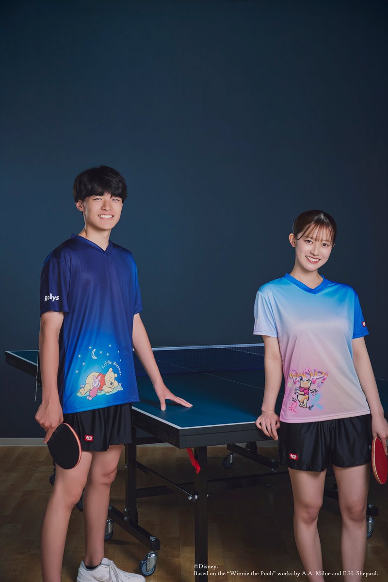 Rallys_pingpong's tweet photo. 🍯 モデル写真撮影しました🍯

ディズニー『くまのプーさん』をモチーフにしたRallysウェア

それぞれをRallysアンバサダーに着用してもらい撮影👇

XSサイズ着用
稲垣幸菜選手（158㎝）

XLサイズ着用
島岡修斗選手（173cm）

ぜひカラー選びの参考にしてください！🏓🍯
