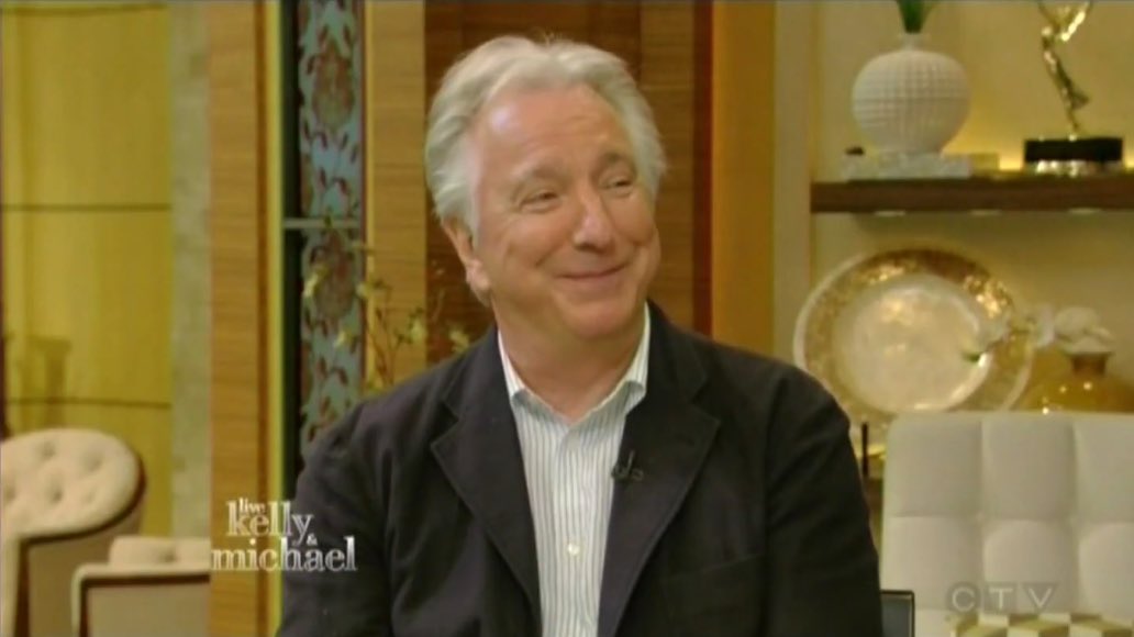 yon83616's tweet photo. Live with Kelly and Micheal 인터뷰 중
#앨런릭먼 #앨런릭먼_인터뷰 #AlanRickman

🎤 배우로 시작한 건 아니었잖아요. 원래는 예술 쪽 사람이었죠?

- 네. 그래픽 디자인을 공부하고 몇 년 동안 그 일을 했죠.

🎤 사업도 했었고요?

- 네.

🎤회사 이름이 뭐였죠?

- Graffiti요. (진지)

(빵터짐) https://t.co/7yGs9GPhXo