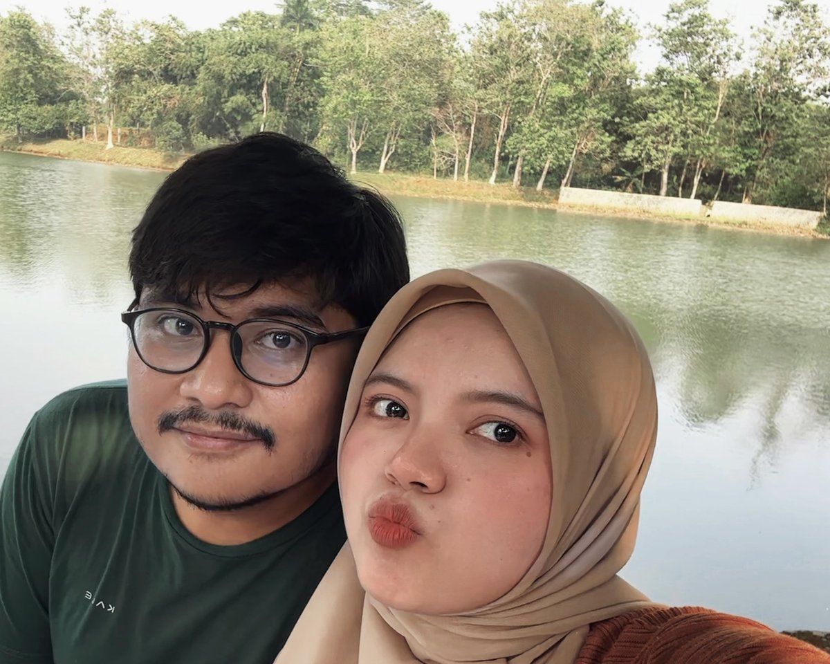 krenyesh's tweet photo. minggu kemarin jalan-jalan ke danau bareng lakiku, dan kita ketemu sama kucing gemes yang nemploknya malah ke dia mulu 🐱

terus ada cafe di sana, dan entah kenapa aku sama lakiku malah dikira suami istri wkwk 😆 https://t.co/isBcbuQU6P