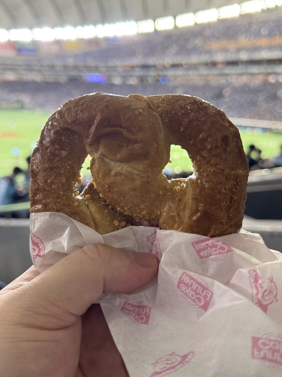boasorte25's tweet photo. ライオンズ応援 ＠東京ドーム 行ってきました⚾️
ベルーナドームばかり応援行ってるから東京ドームの涼しさは天国😇空調サイコー
両チーム打ち合いの試合で楽しかったし レオのメモリアルなバク転にも遭遇できたし 東京ドームで毎回食べてるプレッツェル食べれたし マンマン満足🤩 https://t.co/wq1J243hdk