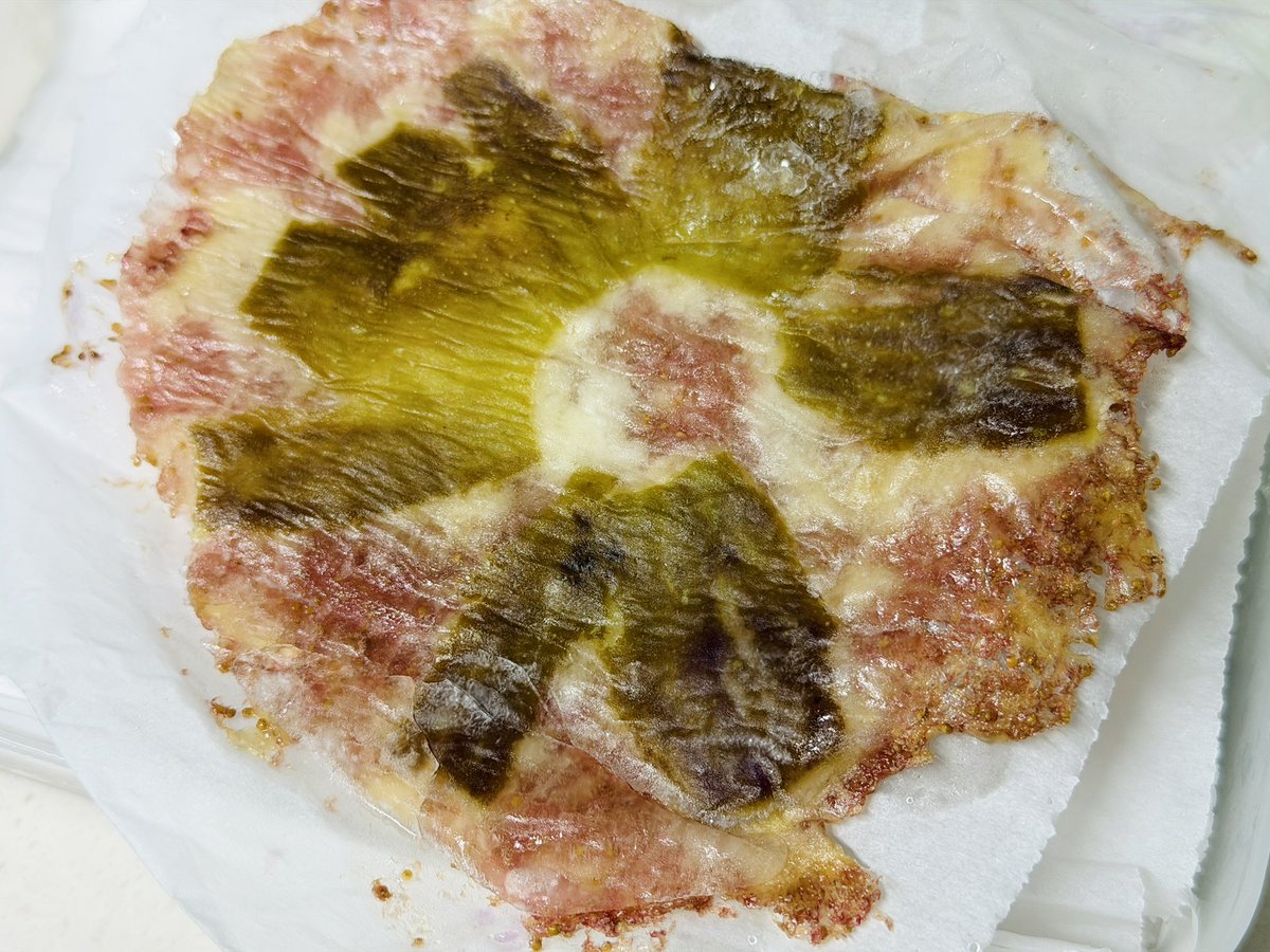 DearJ_FromJ's tweet photo. 무화과 늘 4팩씩 사는데
아침에 두 개 퇴근하고 두 세 개(더 이상일 때도..) 먹어서 남지도 않지만 
혹시 남는다거나 바로 못 먹을 상황이다?
그럼 이렇게 종이호일 사이에 놓고 납작하게 눌러서 냉동 해놓으면 나중에 먹기도 편함
나는 그릭요거트에 잘라 넣어 먹음 https://t.co/wsuxUSAFvg