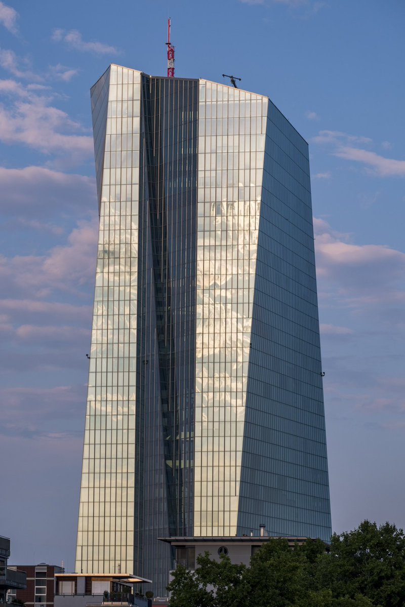 saeedatta97's tweet photo. #To_Know_The_World 

البنك المركزي الأوروبي                   European Central Bank
هو البنك المركزي لمنطقة اليورو  و يقع في مدينة فرانكفورت ألمانيا.

عدد الدول الخاضعه له ٢١ فقط لأن هناك دول في الاتحاد الأوروبي لا تستخدم  اليورو كعمله مثل السويد و بولندا و المجر و بلغاريا.⬇️ https://t.co/t6l1OB0O5t
