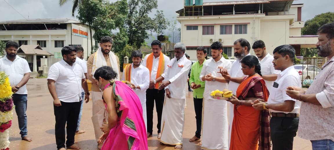 gantihole's tweet photo. ಶ್ರೀ ಕೊಲ್ಲೂರು ಮೂಕಾಂಬಿಕಾ ದೇವಿಯ ಸನ್ನಿಧಿಯಲ್ಲಿ ಆತ್ಮೀಯರಾದ ಶ್ರೀ ಶಶಿ ಆಲ್ದೂರು ಅವರ ಹೊಸ ಬಸ್‌ ಪೂಜಾ ಕಾರ್ಯಕ್ರಮದಲ್ಲಿ ಪಾಲ್ಗೊಂಡು ಶುಭ ಕೋರಲಾಯಿತು. 

ಈ ಸಂದರ್ಭದಲ್ಲಿ ಸಂಸದರಾದ ಶ್ರೀ ಕೋಟ ಶ್ರೀನಿವಾಸ ಪೂಜಾರಿ ಮತ್ತು ಪ್ರಮುಖರು ಉಪಸ್ಥಿತರಿದ್ದರು. 

#SamruddhaByndoor #BJPByndoor #GururajGantihole #BestMLA #PeoplesMLA https://t.co/CYT3SeWkcu