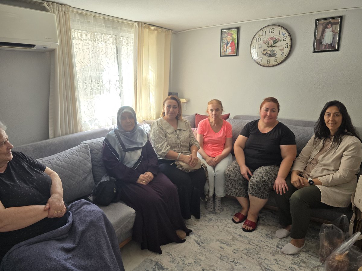 Dilekzkanimek1's tweet photo. Yamanlar mahallesinde Bayraklı Kadın Kolları olarak taziye, yaşlı, hasta, üye ziyaretlerimizi gerçekleştirdik. 
Her evde bir gönül, her gönülde bir iz. 

@tugbaisikercan 
@EmelDalkirann 
@Bilalsaygili 
@TarkanDuzman https://t.co/ScEBw7wbsq