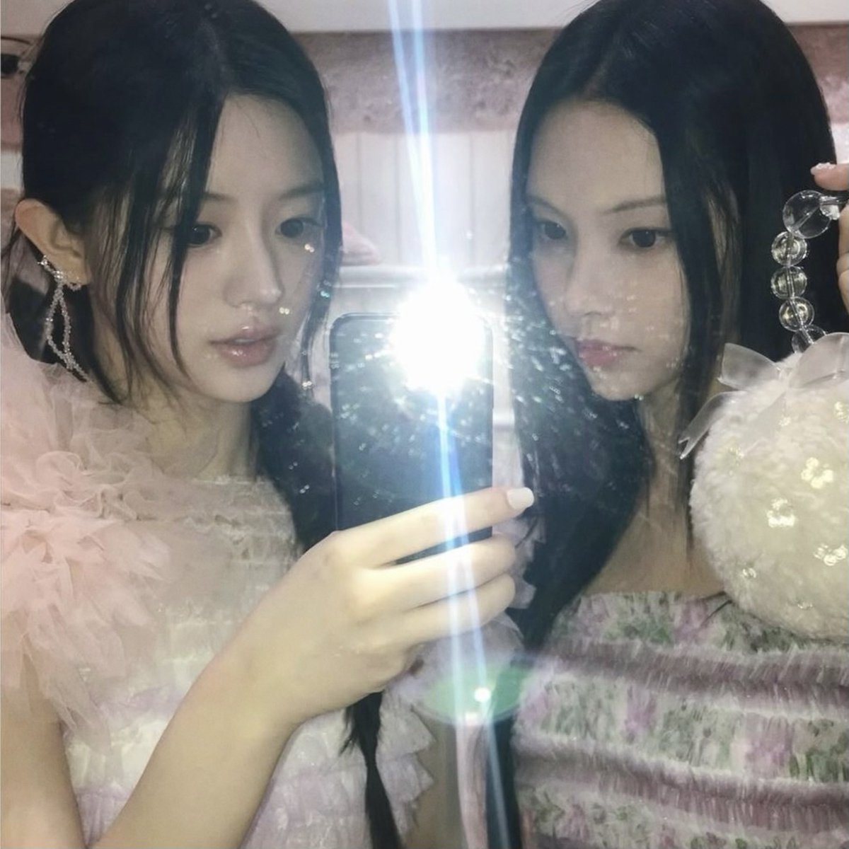 cheetozip's tweet photo. hello! welcome to our account dedicated to #YUNAH &amp; #MINJU from #ILLIT ❤︎ we’ll be posting pictures, videos, updates and our favorite moments of yunju here! please like &amp; rt to help us reach more cheetoz lovers 💟 https://t.co/a9kruqMti5