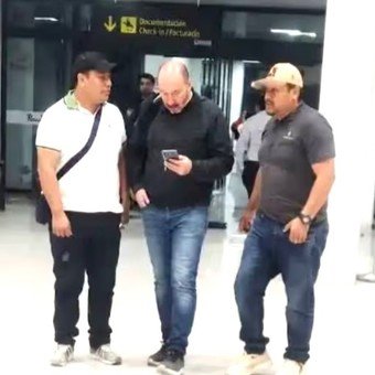 mauroszeta's tweet photo. 🚨 DETIENEN EN BOLIVIA A FERNANDO CERIMEDO Y LO INVESTIGAN POR ATAQUE SICARIAL A SU EX PAREJA
- El ex asesor presidencial es investigado en el marco del ataque de sicarios a Nadia Beller en Bolivia.
- Noticia en desarrollo... https://t.co/XIB8TFwtyr