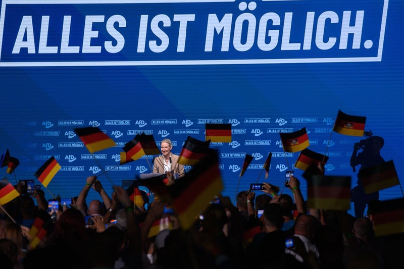 politfacts_ger's tweet photo. Der Bundestag als Bühne: Wenn Radikalität vor Qualifikation geht  

Ein Blick auf die personelle Aufstellung und das Verhalten der @AfD zeigt eine beunruhigende Entwicklung unserer parlamentarischen Kultur. 
Während das Parlament traditionell ein Ort des respektvollen Diskurses ist, scheint in Teilen der AfD eine andere Metrik des Erfolgs zu gelten.

Empirische Daten zeigen deutlich: Keine andere Fraktion weist einen so hohen Anteil an Quereinsteigern (34 %) und einen so geringen Anteil an Abgeordneten mit Studienabschluss (61 %) auf. Das wäre an sich kein Makel - ein Parlament soll die ganze Gesellschaft abbilden. Doch dieser Mangel an traditioneller Qualifikation wird allzu oft durch Aggressivität und gezielte Grenzüberschreitungen kompensiert.
Und diese Lautstärke hat zuletzt nochmals drastisch zugenommen. In den ersten neun Monaten der neuen, 21. Legislaturperiode wurden im Bundestag bereits 42 Ordnungsrufe erteilt. Unglaubliche 35 davon – rund 83 Prozent – entfielen allein auf die AfD-Fraktion (davor waren es 84 von 127 Rügen). Die verbale Radikalität im Parlament ist dabei jedoch nur die Spitze des Eisbergs.

Eine tiefere Recherche zeigt eine erschreckende Nähe zur Kriminalität und zum organisierten Rechtsextremismus. 
Laut einer Correctiv-Recherche aus dem Jahr 2024 bekleiden bundesweit mindestens 14 AfD-Mandatsträger weiterhin ihr Amt, obwohl sie wegen Gewalttaten oder gewaltnahem Verhalten verurteilt wurden. Die Delikte reichen dabei von gefährlicher Körperverletzung bis hin zu Volksverhetzung.  

Hinzu kommt die systematische Vernetzung in rechtsextreme und verfassungsfeindliche Strukturen: Zahlreiche Mandatsträger weisen eine rechtsextreme Vergangenheit auf oder pflegen offene Verbindungen zur vom Verfassungsschutz beobachteten „Identitären Bewegung“. 
Wie tief diese Verstrickungen in die Parlamentsarbeit hineinreichen, belegt eine Recherche des Bayerischen Rundfunks: AfD-Bundestagsabgeordnete beschäftigen demnach in ihren Büros mehr als 100 Mitarbeitende aus dem rechtsextremen Milieu, darunter Neonazis und Aktivisten der Identitären Bewegung.  

Es drängt sich der Eindruck auf: In der AfD ist Radikalität oftmals die eigentliche Währung für den politischen Aufstieg – Qualifikation und demokratischer Anstand haben das Nachsehen.

Offenbar ist in dieser Partei wirklich alles möglich.

Quellen:
Statistiken zu Bildungsabschlüssen/Quereinsteigern: University of Europe for Applied SciencesOrdnungsrufe: Statistiken des Bundestages (Stand März 2025)
Vorstrafen: Correctiv-Recherche „Gewalt als Alternative“ (14 verurteilte Mandatsträger, 2024)
Rechtsextreme Netzwerke: BR-Recherche zu AfD-Mitarbeitern (2024) & Analysen zu Verbindungen in die Identitäre Bewegung 

(Bildquelle: dpa)

#AfD #Bundestag #Politik #Parlament #Rechtsextremismus #Demokratie