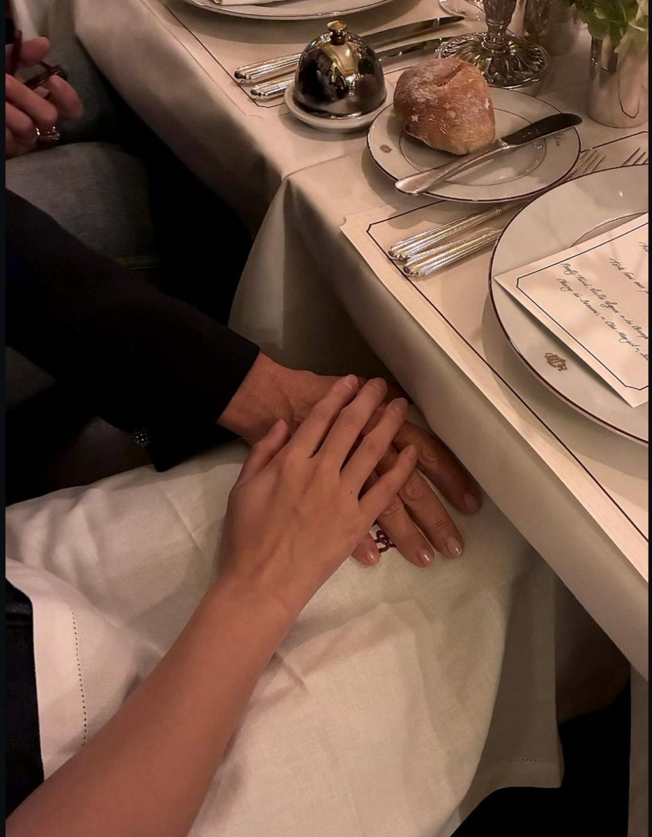 dawxbpae's tweet photo. Q.E.P.D Mathilde. El mundo despide a un ser humano extraordinario y al ángel de nuestra Jisoo. Los fans de Jisoo jamás olvidaremos la calidez con la q la recibiste desde el primer día. Gracias por haber sido una madre para ella, cuidarla, guiarla y protegerla como a una hija.💕 https://t.co/Uvh3jcRRF6