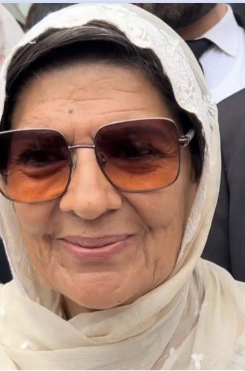 Sardardriqrar's tweet photo. کافی عرصے بعد عمران خان کی فیملی کے چہروں پر یہ مسکراہٹ دکھی ٹ دکھی ہے💗✌🏻
#foto https://t.co/kNheCEoDTW