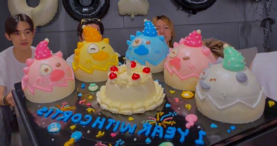 lijaekono's tweet photo. tiba tiba kepikiran, ini kan kue nya bentuk corball ya, jadi corball tuh hewan apasih sebenernya guys.. siluman dino mix bebek mix burung kah apa gimana 😭😭😭😭 https://t.co/OehXGPCHlY