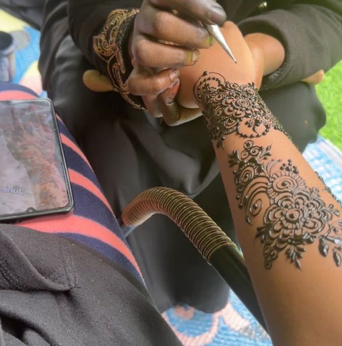 SamiraHassn8's tweet photo. When life gets overwhelming, I turn to henna… little details that bring peace to my heart. 🤎✨ https://t.co/4qotn1boww