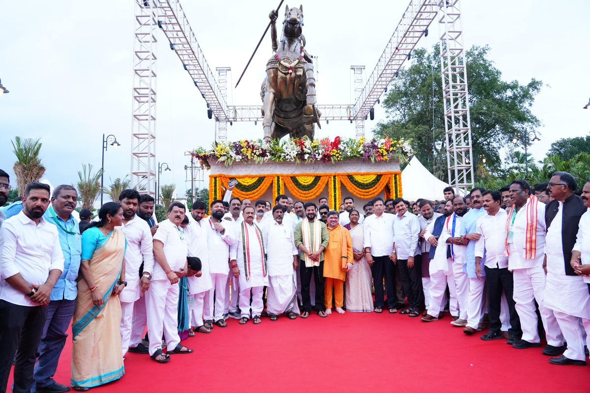 INC_Ponguleti's tweet photo. తెలంగాణ వీరత్వానికి ప్రతీక, తొలి బహుజన చక్రవర్తి శ్రీ సర్దార్ సర్వాయి పాపన్న గౌడ్ గారు, 

ఆ మహనీయుని త్యాగాలను స్మరించుకునేలా ప్రతి సంవత్సరం రాష్ట్ర ప్రభుత్వం బీసీ సంక్షేమ శాఖ ఆధ్వర్యంలో సర్దార్ సర్వాయి పాపన్న గౌడ్ గారి జయంతిని అధికారికంగా నిర్వహిస్తున్నది. 

సర్దార్ సర్వాయి పాపన్న గౌడ్ విగ్రహాన్ని ఏర్పాటు చేసి, ఆయన స్ఫూర్తిని పంచాలని గౌడ సోదరుల కాంక్షను గౌరవిస్తూ ట్యాంక్ బండ్ పై సర్దార్ సర్వాయి పాపన్న గౌడ్  విగ్రహాన్ని ఏర్పాటు చేయడం జరిగింది.

ఈరోజు శ్రీ సర్దార్ సర్వాయి పాపన్న గౌడ్‌ గారి జయంతిని పురస్కరించుకొని గౌరవ ముఖ్యమంత్రి రేవంత్ రెడ్డి గారి చేతుల మీదుగా సహచర మంత్రులతో కలిసి ఘనంగా జరిగిన విగ్రహ ఆవిష్కరణ కార్యక్రమంలో పాల్గొని ఘన నివాళులు అర్పించడం జరిగింది. 

సమసమాజ స్థాపన కోసం కృషి చేసిన మహనీయుడు, మొగలాయిలకు ముచ్చెమటలు పట్టించి గోల్కొండ కోటపై జెండాను ఎగిరేసిన తొలి బహుజన చక్రవర్తి శ్రీ సర్దార్ సర్వాయి పాపన్న గౌడ్ గారి సేవలు మరువలేనివి.

తెలంగాణగడ్డపై పాపన్న గౌడ్‌ గారి విగ్రహాన్ని ప్రతిష్ఠించడం ఆయన వీరోచిత చరిత్రకు, బహుజన ఆత్మగౌరవానికి దక్కిన గౌరవంగా భావిస్తున్నాను.  కాంగ్రెస్ అంటేనే సామాజిక న్యాయానికి పెద్దపీట వేస్తుందనడానికి మరోక నిదర్శనం ఈ కార్యక్రమం.