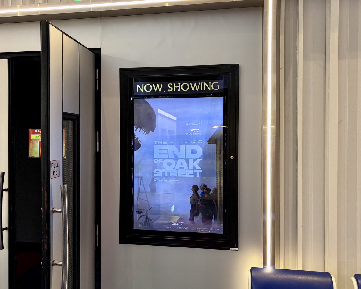 kipuka's tweet photo. 映画The End of Oak Street見ました。一番の見所である、住宅地を闊歩する恐竜の画がシュールで面白すぎました。私のお気に入りは、大蛇が家に音もなくスルスルと入ってきたシーンです！
https://t.co/hXHnVi4rAR https://t.co/h0DhDkofEn