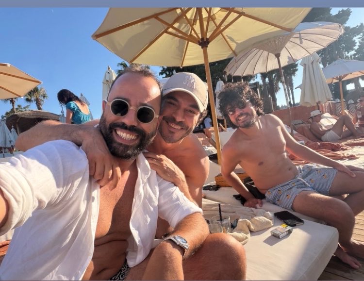 _burakdenizbr's tweet photo. 🖤 AMIGOS, SOL E UM MOMENTO ESPECIAL! ☀️

Um registro daqueles que os fãs adoram! 🥹✨ Ali Özdi̇l compartilhou em seus Stories uma foto ao lado de Burak Deniz e Mertcan Küçükörs, durante um momento descontraído entre amigos.

Longe dos sets e dos holofotes, Burak aparece aproveitando um dia de descanso ao lado de pessoas que fazem parte do seu círculo de amizade. ❤️

#BurakDeniz