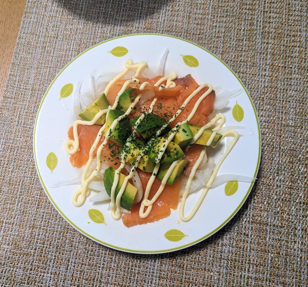 leafy417's tweet photo. 久々にアボカド＆サーモンが食べたくなり。アボカドを選ぶときはくじ引きのようなスリルがあるのだけど、今日は大当たり🎯　ちょうどよい感じのアボカドを引き当てたというだけで気分が上がる。
味つけはゆずポン酢とマヨネーズだけというシンプル仕様だけど、これがうまいのです。 https://t.co/xRGk1NmsP1
