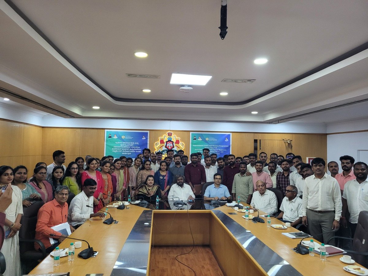 eshwar_khandre's tweet photo. ಗ್ರಾಮೀಣ ಕುಡಿಯುವ ನೀರು ಮತ್ತು ನೈರ್ಮಲ್ಯ ಇಲಾಖೆಗೆ ನೂತನವಾಗಿ ಆಯ್ಕೆಯಾದ ಸಹಾಯಕ ಅಭಿಯಂತರರು (AE) ಹಾಗೂ ಕಿರಿಯ ಅಭಿಯಂತರರು (JE) ಅವರಿಗೆ ಇಂದು ನೇಮಕಾತಿ ಆದೇಶ ಪತ್ರಗಳನ್ನು ವಿತರಿಸಿ, ಕರ್ತವ್ಯಕ್ಕೆ ಶುಭ ಹಾರೈಸಿದೆ.

ಗ್ರಾಮೀಣ ಪ್ರದೇಶಗಳ ಪ್ರತಿಯೊಂದು ಮನೆಗೂ ಶುದ್ಧ ಕುಡಿಯುವ ನೀರು, ಸಮರ್ಪಕ ನೈರ್ಮಲ್ಯ ಹಾಗೂ ಉತ್ತಮ ಮೂಲಸೌಕರ್ಯ ಒದಗಿಸುವಲ್ಲಿ ನಿಮ್ಮ ಪಾತ್ರ ಅತ್ಯಂತ ಮಹತ್ವದ್ದು.

ಜನಸೇವೆಯನ್ನು ಧ್ಯೇಯವಾಗಿಸಿಕೊಂಡು, ಪ್ರಾಮಾಣಿಕತೆ, ಬದ್ಧತೆ ಮತ್ತು ಜವಾಬ್ದಾರಿಯಿಂದ ಕಾರ್ಯನಿರ್ವಹಿಸಿ ಗ್ರಾಮೀಣಾಭಿವೃದ್ಧಿಗೆ ನಿಮ್ಮ ಅಮೂಲ್ಯ ಕೊಡುಗೆ ನೀಡುವಂತೆ ಕರೆ ನೀಡಿದೆ.

ನೂತನವಾಗಿ ಸೇವೆಗೆ ಸೇರ್ಪಡೆಯಾಗುತ್ತಿರುವ ಎಲ್ಲ ಎಇ ಹಾಗೂ ಜೆಇಗಳಿಗೆ ಹೃತ್ಪೂರ್ವಕ ಶುಭಾಶಯಗಳು.
@rdprgok