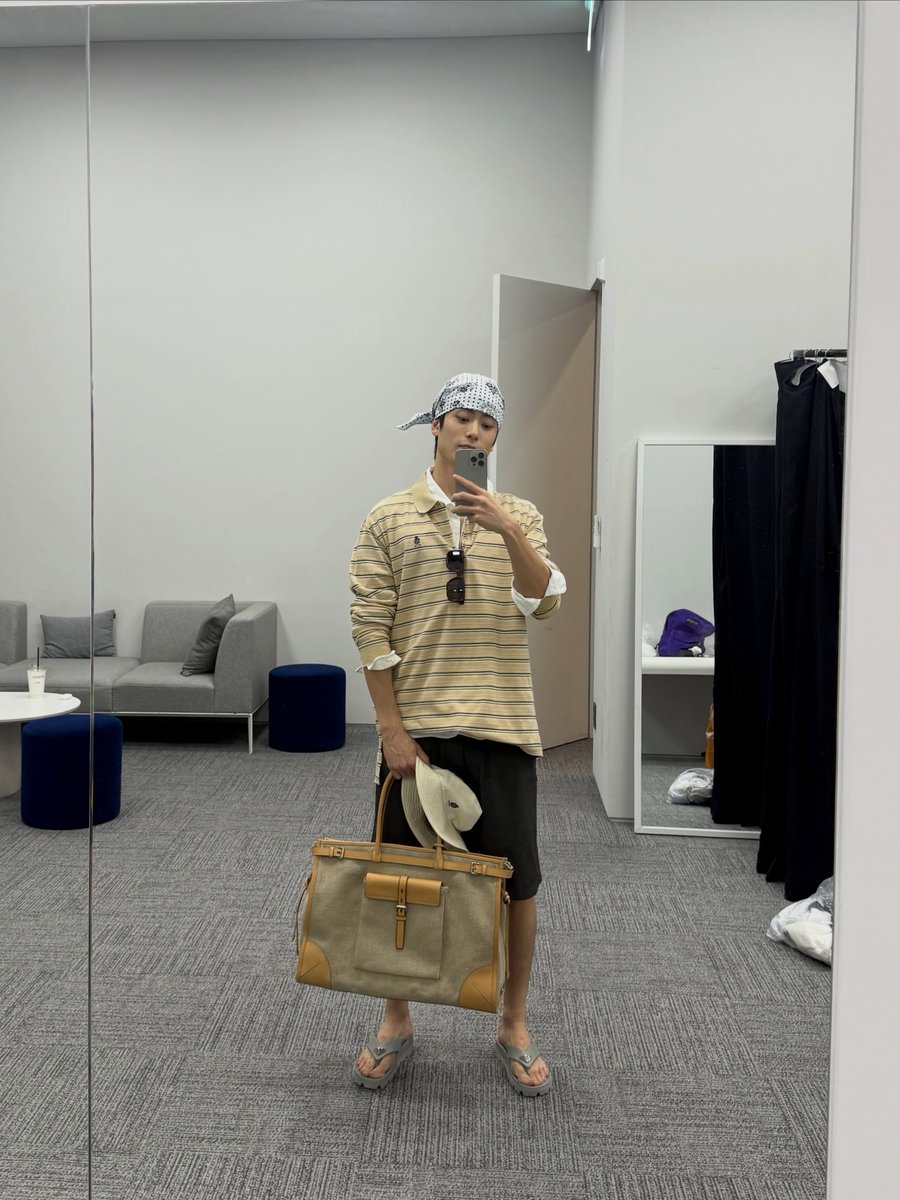 Jaehffery's tweet photo. Easy stripes, a tied bandana, oversized tote, and a little sun. https://t.co/nLkwonflpq