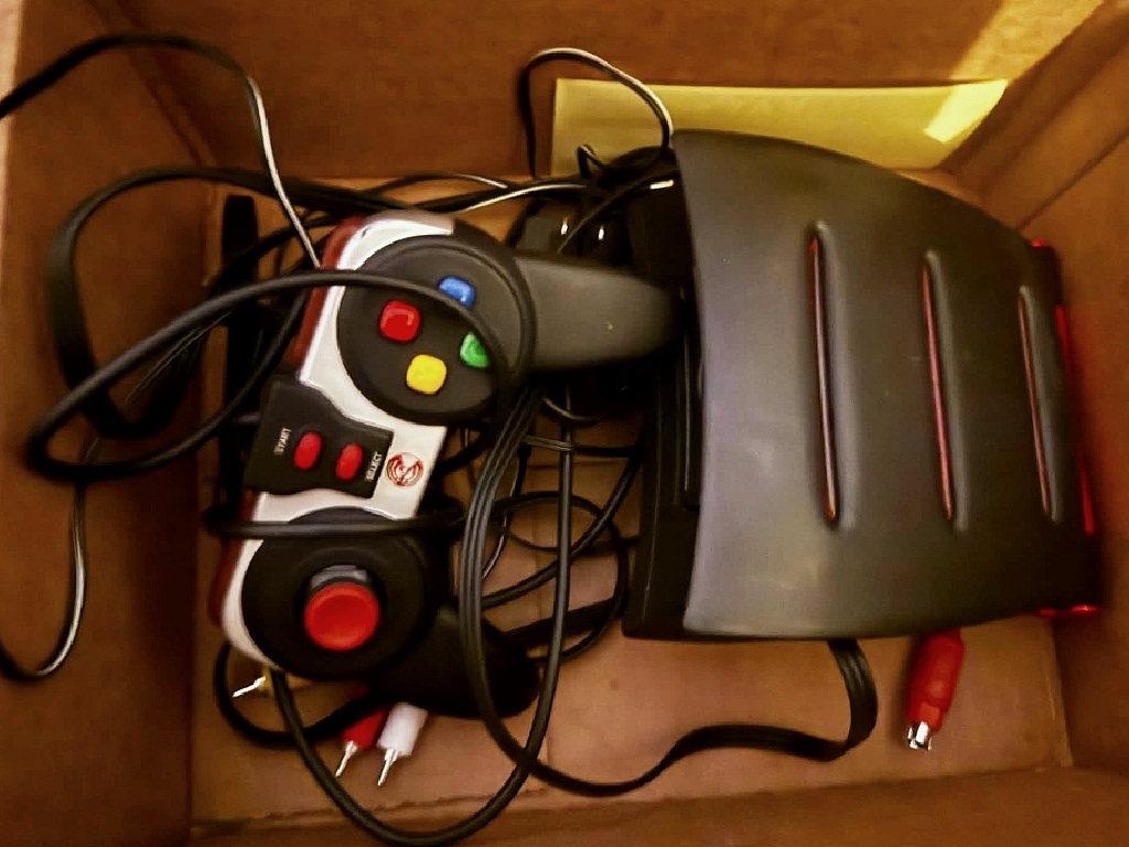 HKT24K's tweet photo. Found this beauty at a used bookstore for $20. If you know what this is, you know I paid WAY too much for it 😅 #RetroGaming #Garbage #Thrift #Gaming #wtf https://t.co/S1eoyhKDFZ