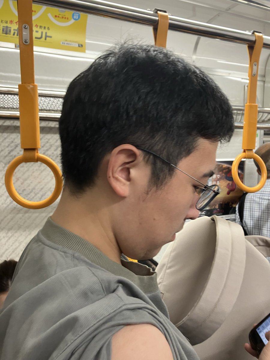 urasima_t's tweet photo. 電車の揺れに任せて思いっきりぶち当たってきて謝罪も無い ＃手取り13万円 の底辺二人。
＃電車マナー https://t.co/0jcRXGz3So