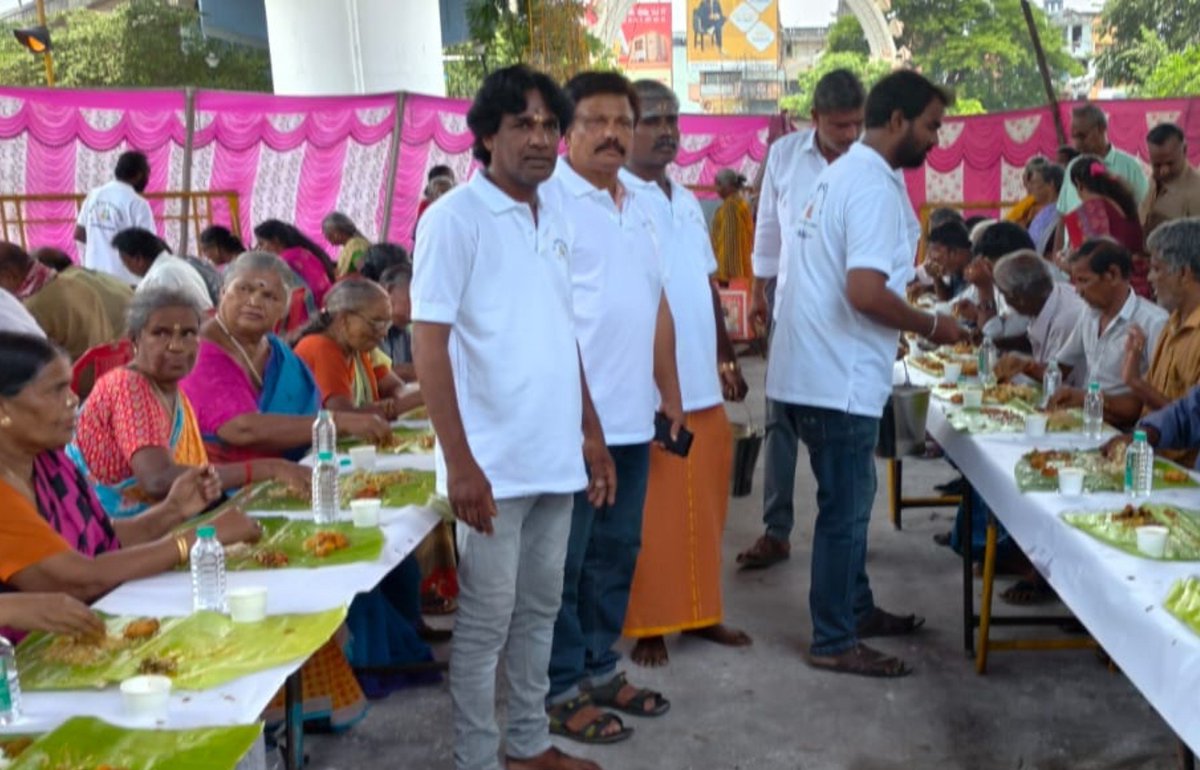 KaruNagarajan's tweet photo. We The Leaders  சார்பில் அண்ணா நகர் ஆர்ச் அருகில் உள்ள ஸ்ரீ பெரியபாளையத்தம்மன் கோவில் விழாவில் அன்னதான நிகழ்ச்சி நடைபெற்றது. வழக்கறிஞர் நதியா இந்த நிகழ்ச்சிக்கு ஏற்பாடு செய்திருந்தார். நிகழ்ச்சியில் பிரசாத், சாய், பிரபு, முத்து லட்சுமி மற்றும் நிர்வாகிகள் பங்கேற்றனர் 14, 15, 16 மூன்று நாட்கள் இந்த நிகழ்ச்சி தொடர்ந்தது